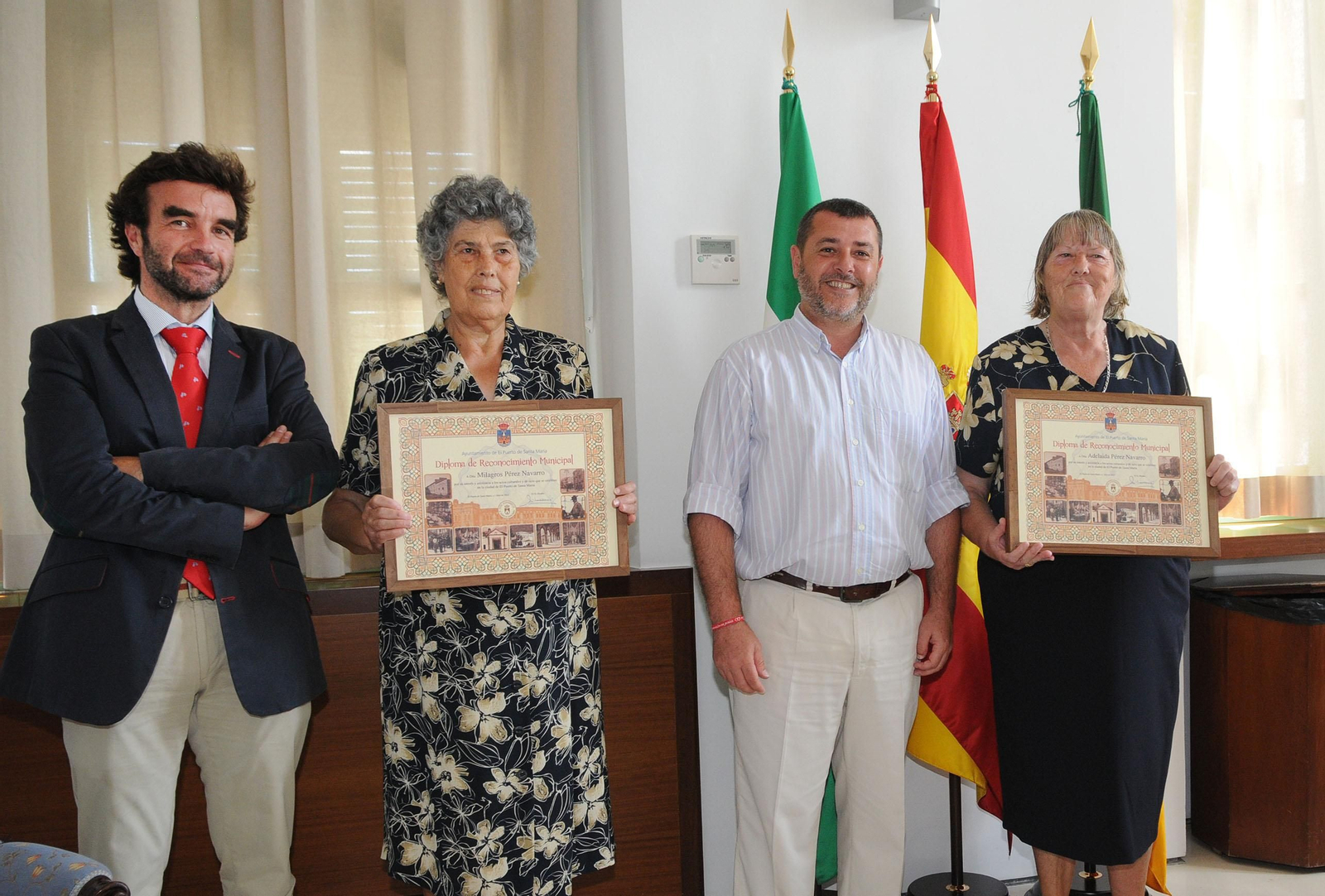 Adelaida y Milagros Pérez Navarro, con el ex alcalde Alfonso Candón y el entonces concejal de Cultura, Millán Alegre, durante la entrega de diplomas.
