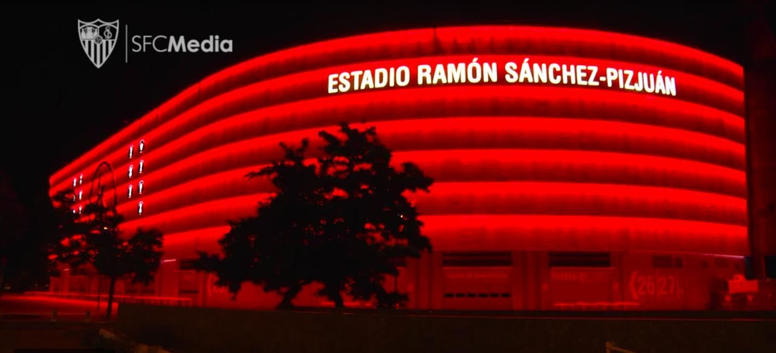 El Sánchez-Pizjuán se iluminó de rojo en la noche de este domingo.
