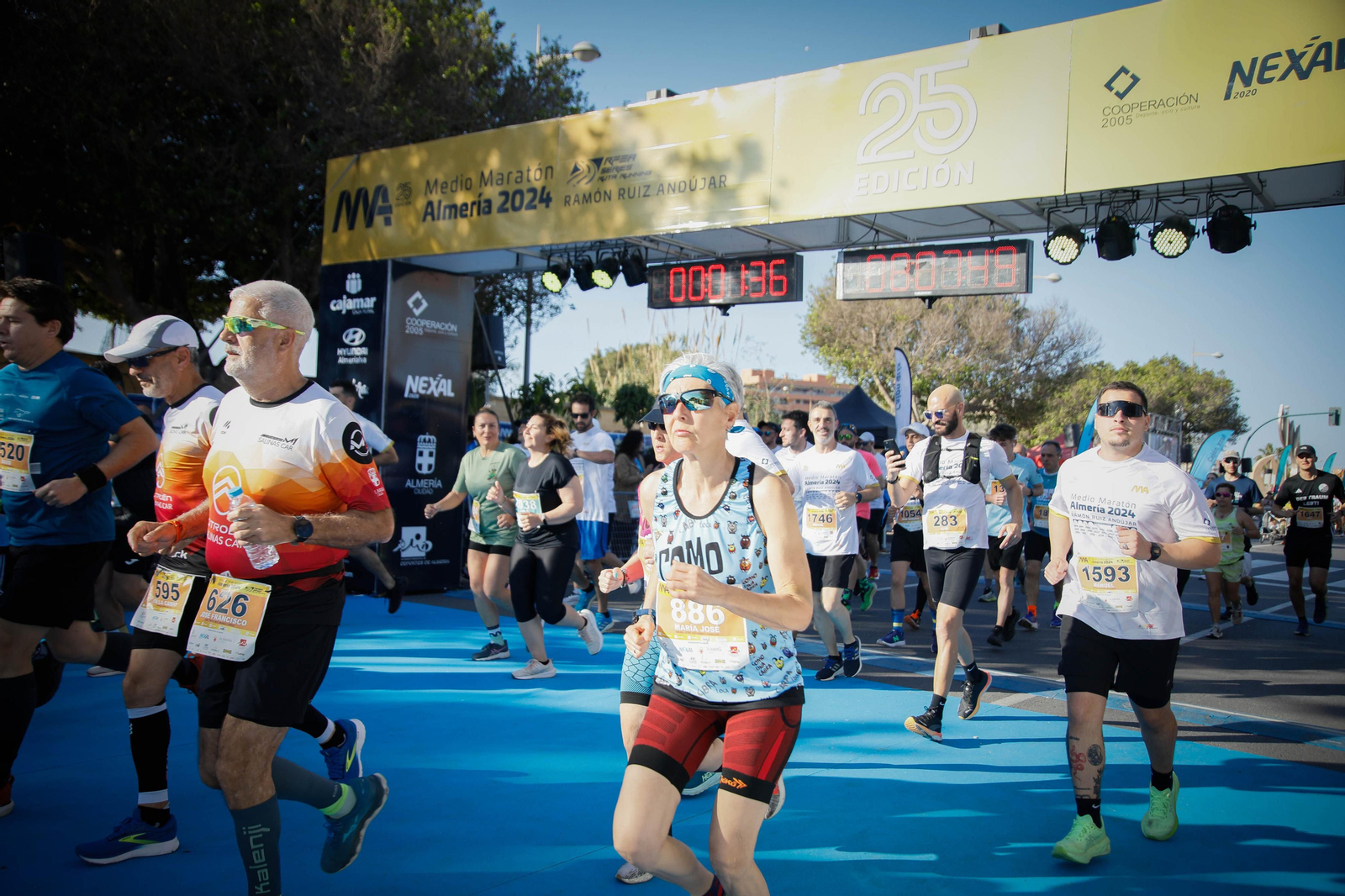 Imágenes de la salida de la Media maratón Ciudad de Almería