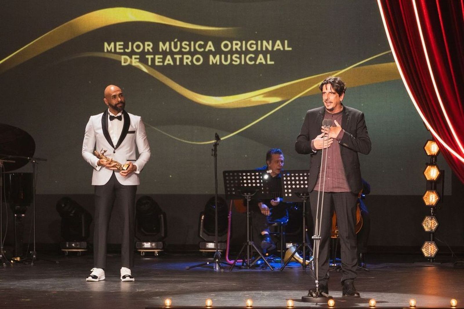 Javier Prieto en el escenario del Teatro Español, donde se entregaron los premios.