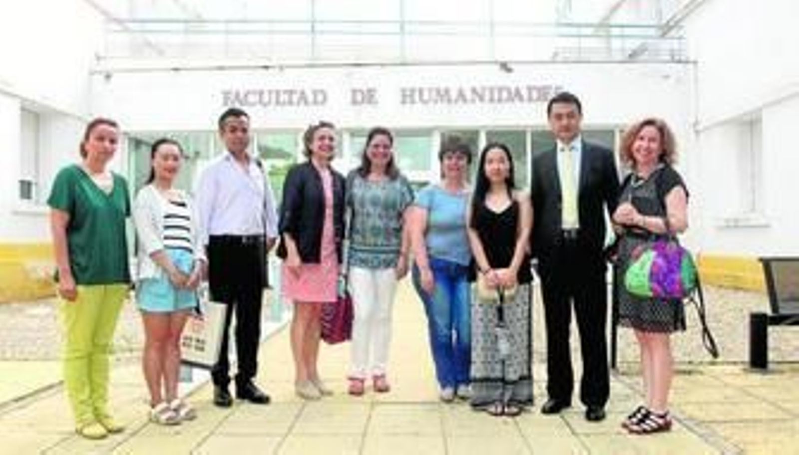 La delegación china y responsables de la Universidad de Huelva, fotografiados en el Campus del Carmen.