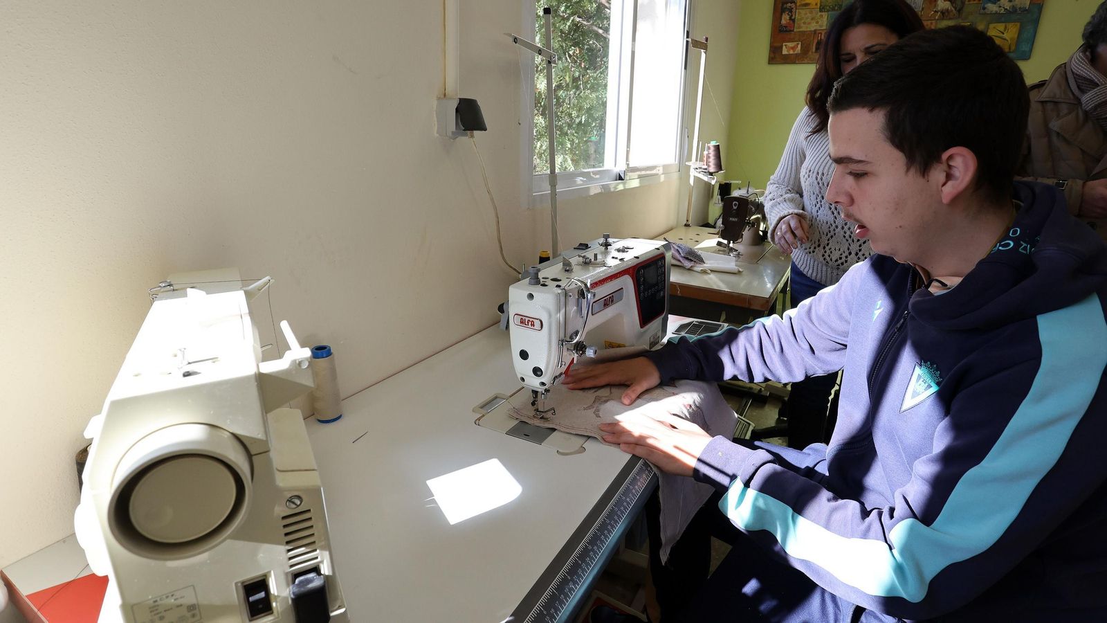 Uno de los alumnos, en el taller de moda y diseño.