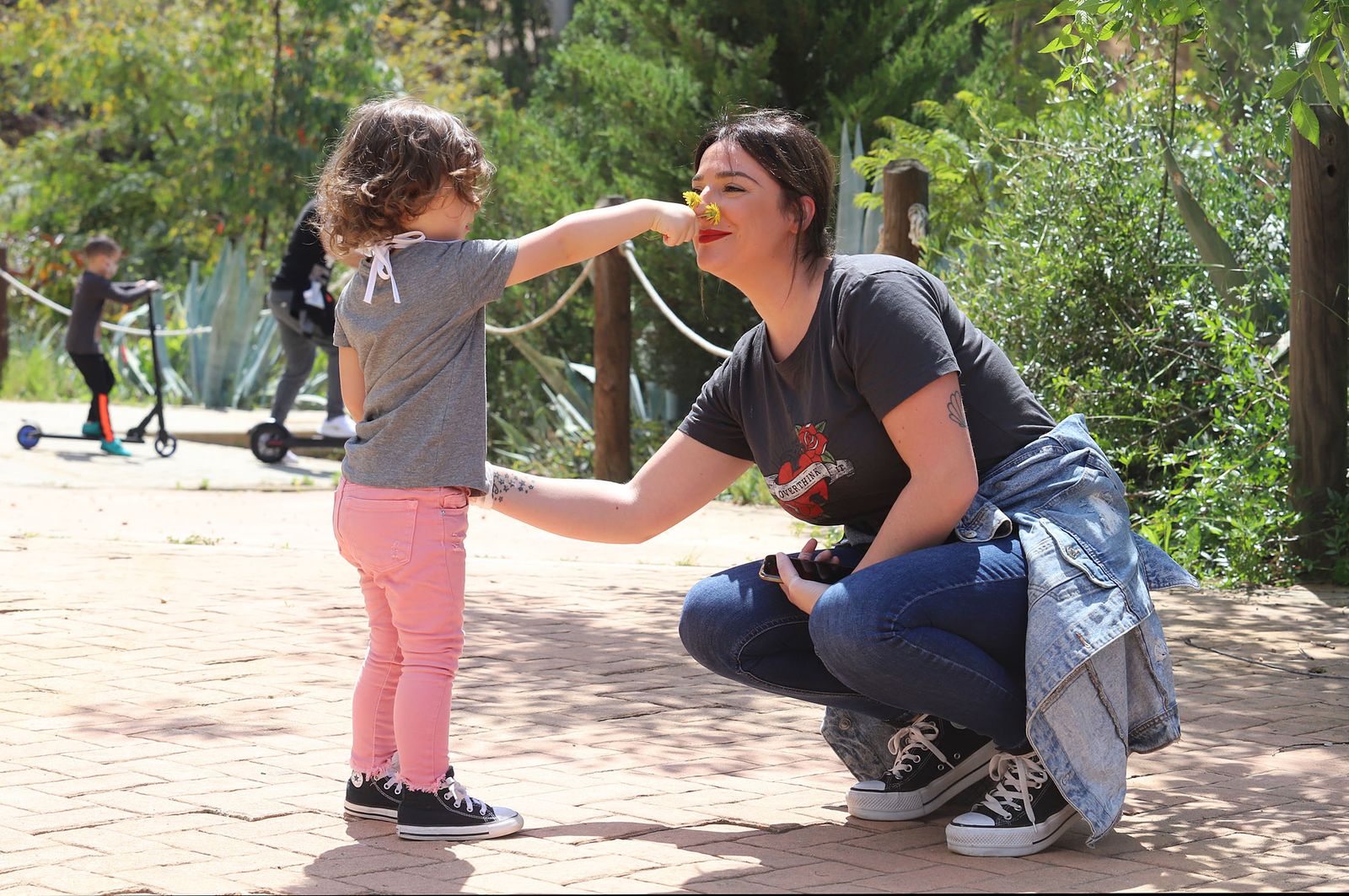Un madre juega con su hijo.