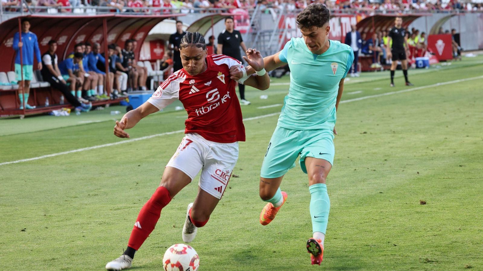 Dani Merchán, ante Rojas en el Murcia-Algeciras.