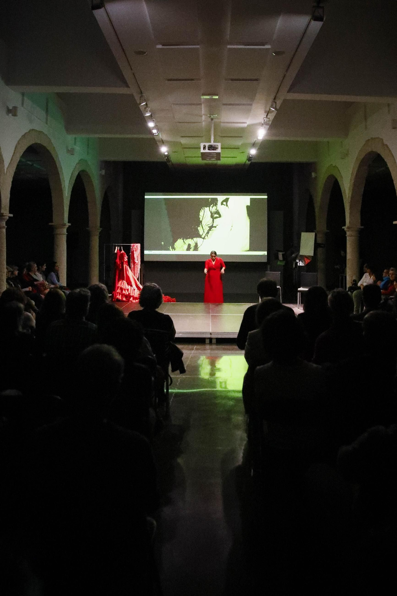 El Centro Andaluz de la Fotografía de Almería presenta el calendario 2025 con la actuación de la bailaora María Moreno, en imágenes