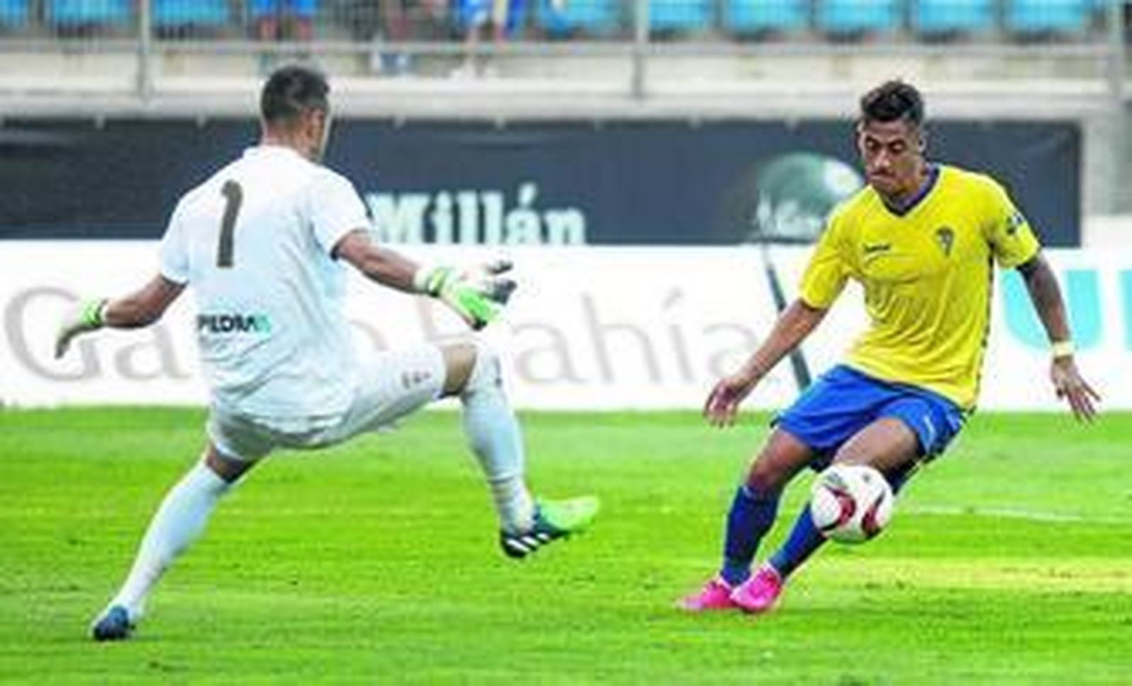 Instante en el que Hugo regatea al portero algecirista justo antes de marcar el segundo gol del Cádiz.