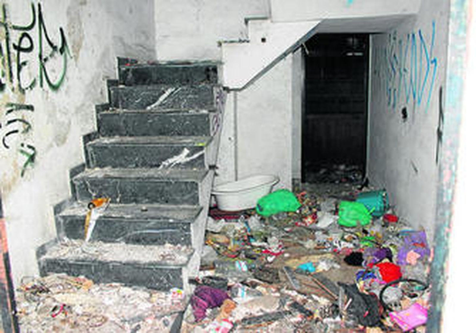 Esta es la imagen que presenta el interior de una de las fincas abandonadas en la calle Los Moros.