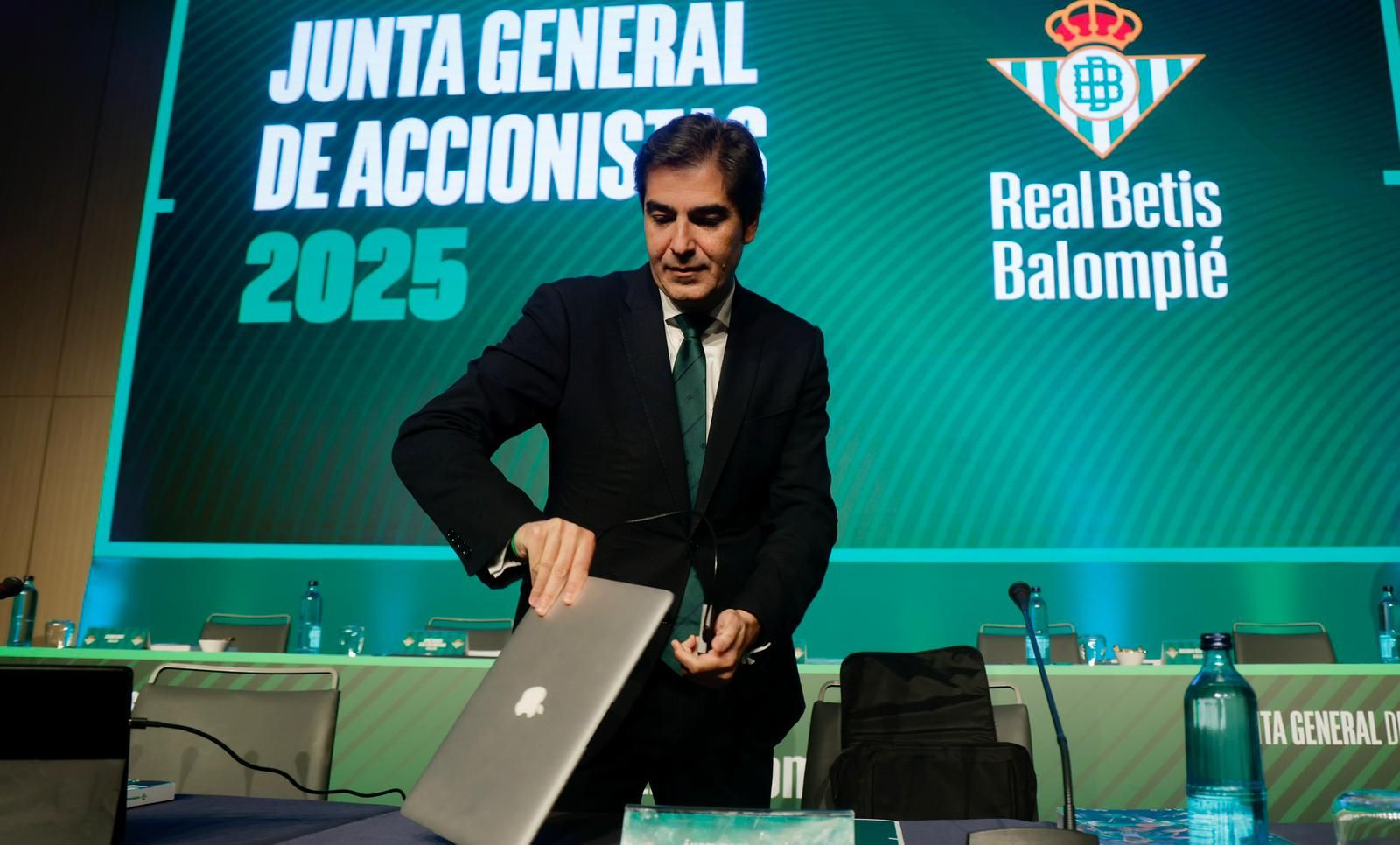Ángel Haro, presidente del Betis, al comienzo de la Junta.