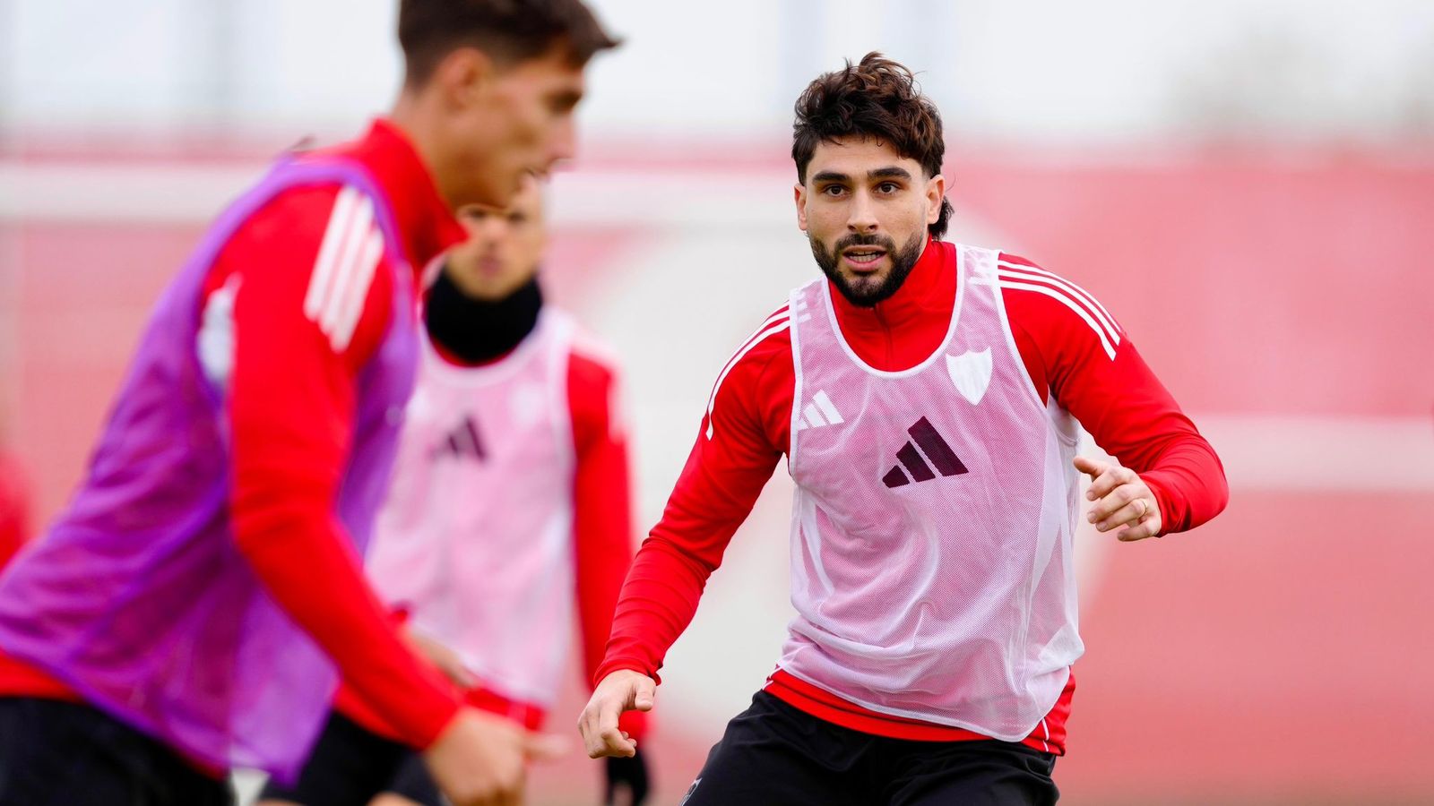 Maupay, en su primer entrenamienton con el Sevilla.