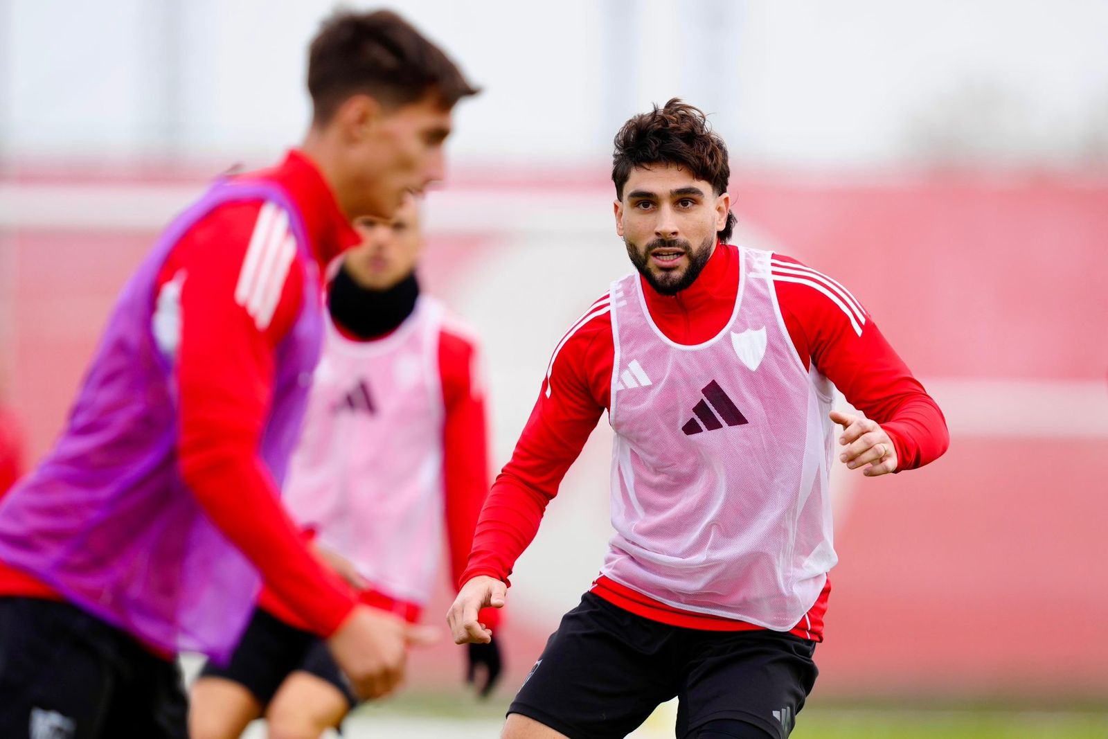 Maupay, en su primer entrenamienton con el Sevilla.