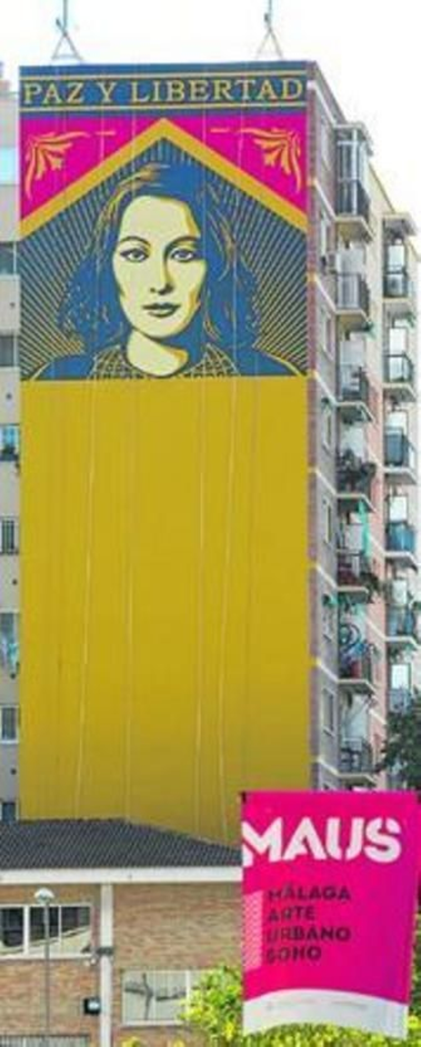 Los trabajos del mural de Obey, ayer, en el Soho.