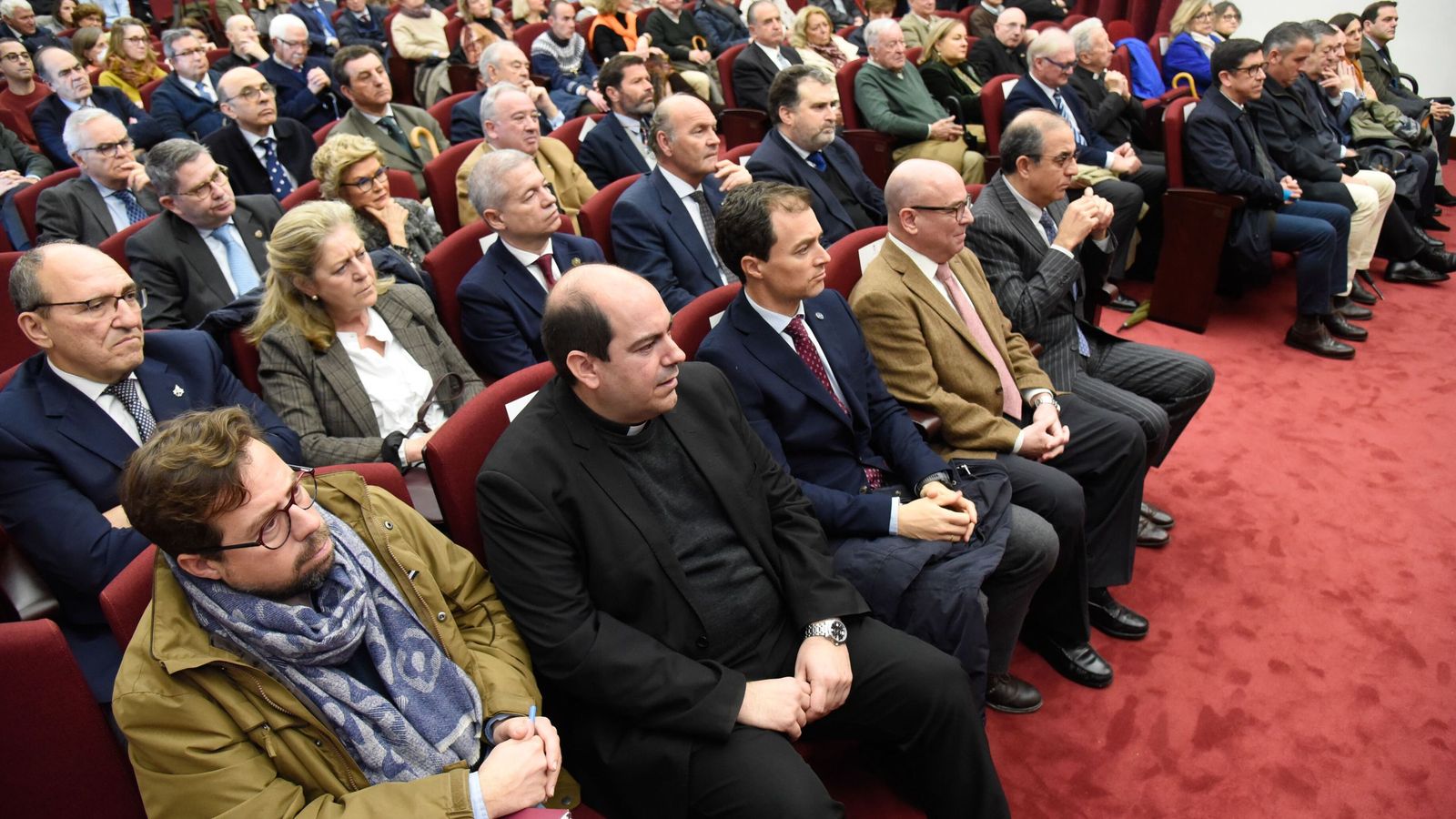 Un público numeroso acudió al Paraninfo de la Universidad