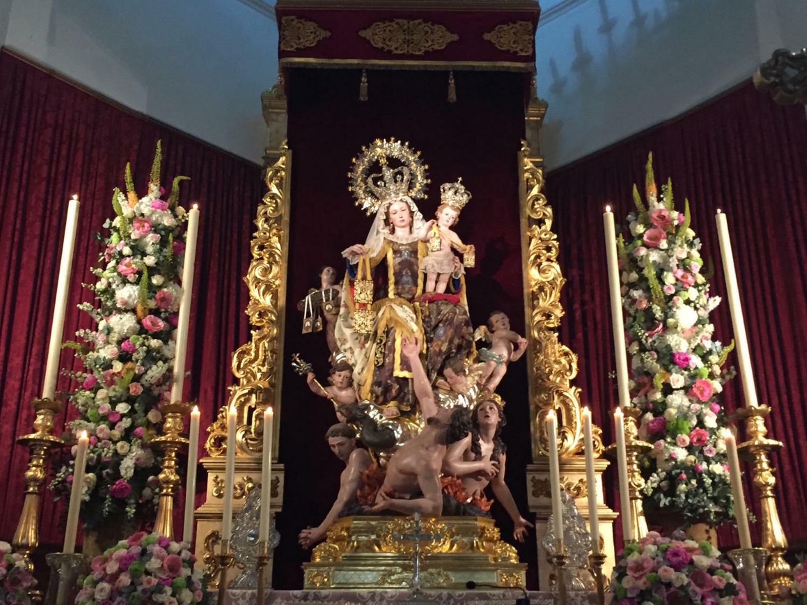 La Virgen del Carmen y Ánimas Benditas de la Concepción.