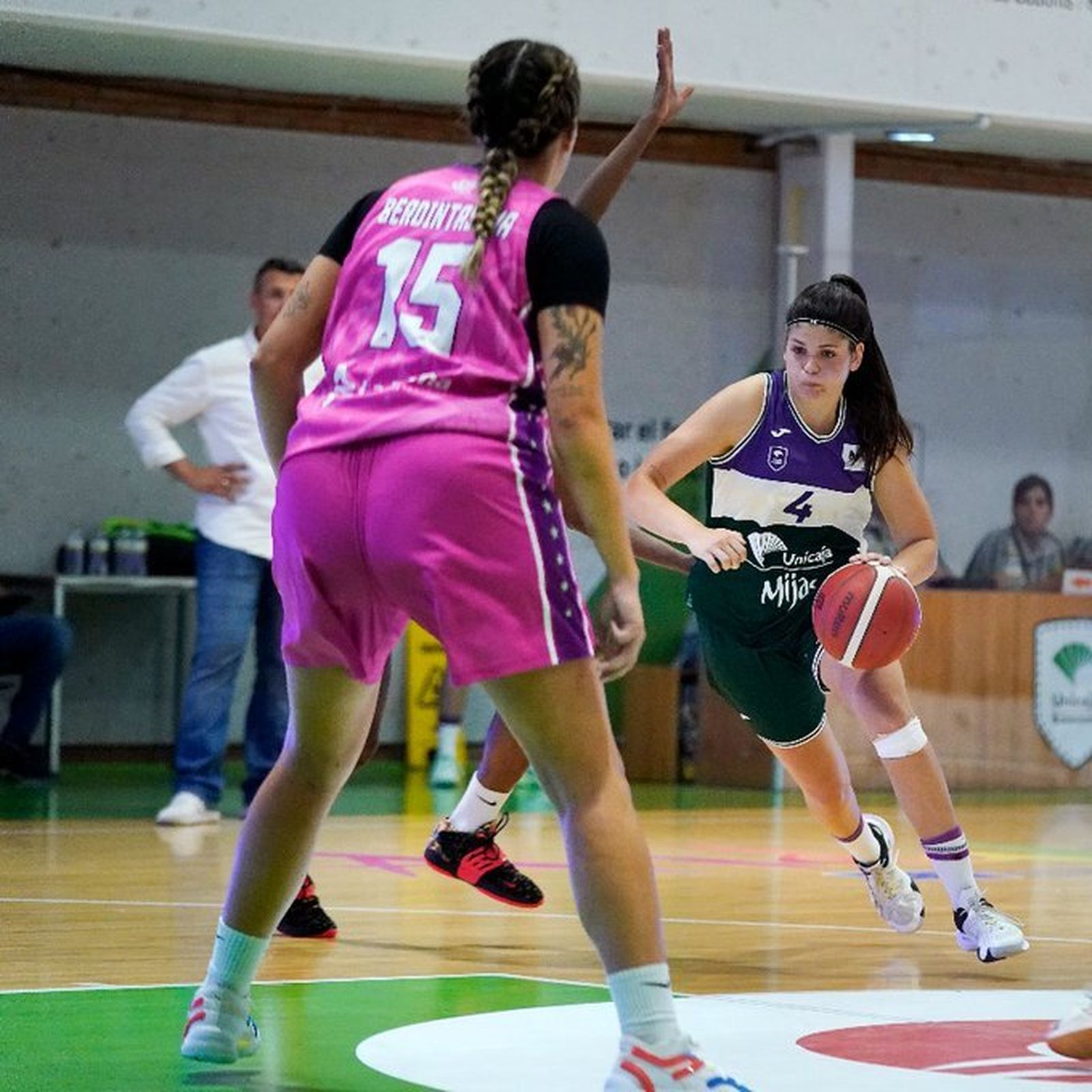 Elena Moreno conduce el balón.