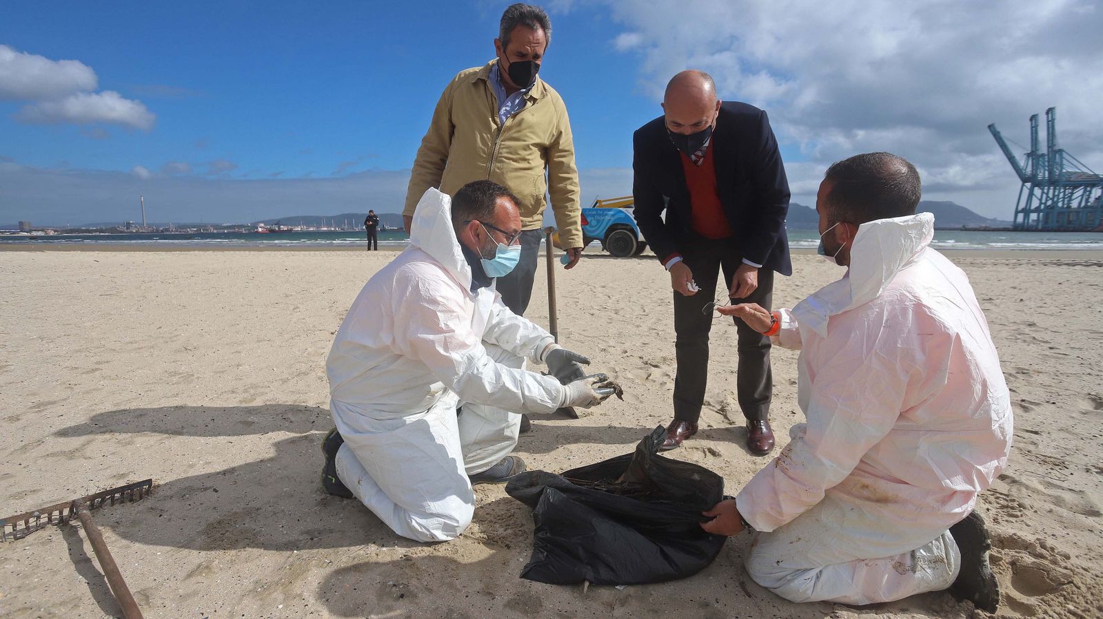 Restos de combustible del AM Ghent en Algeciras