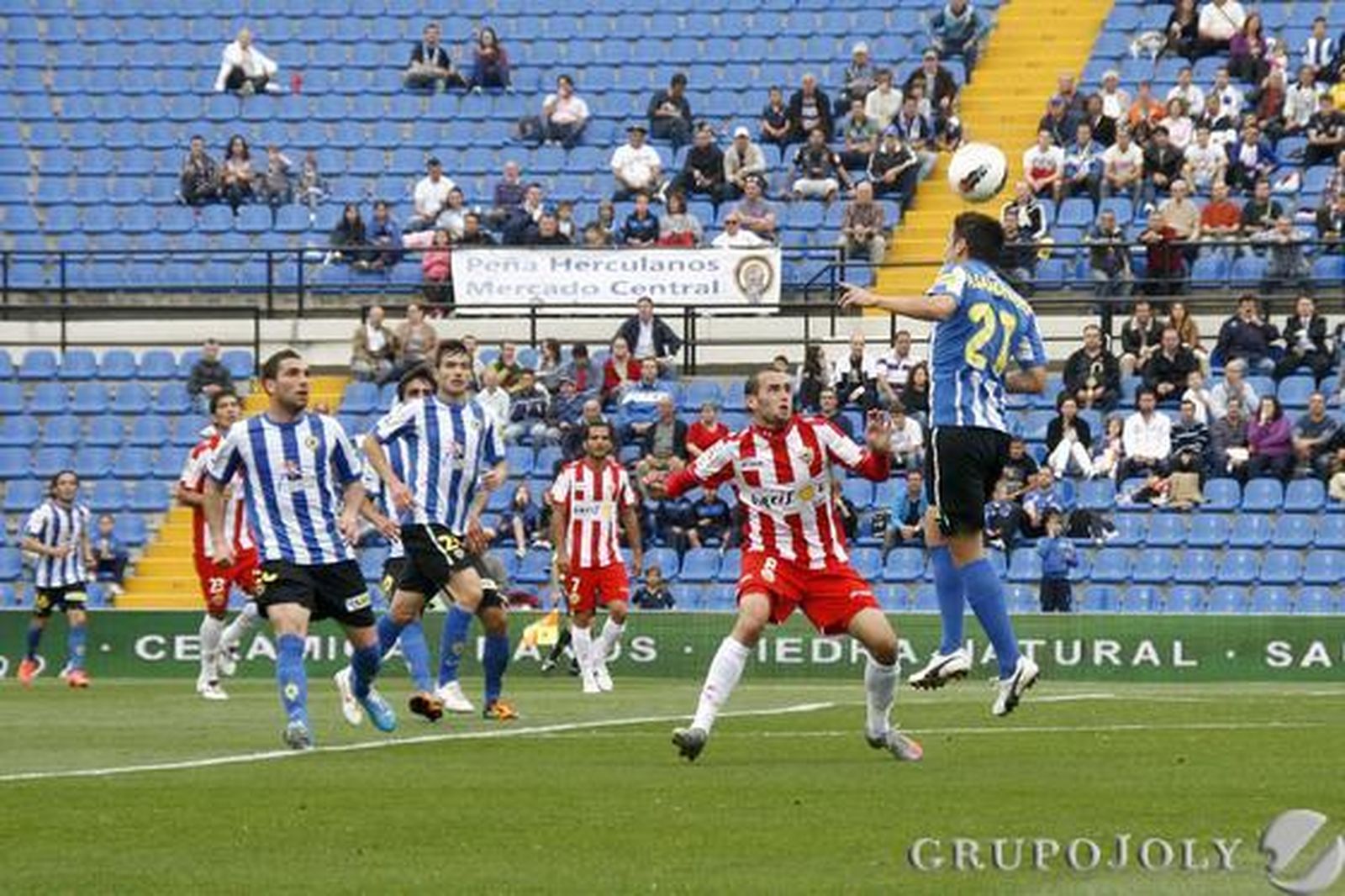 El Almería se lleva un punto del Rico Pérez y se mantiene en la pelea por las plazas de promoción. 

Foto: Rafael Gonzalez