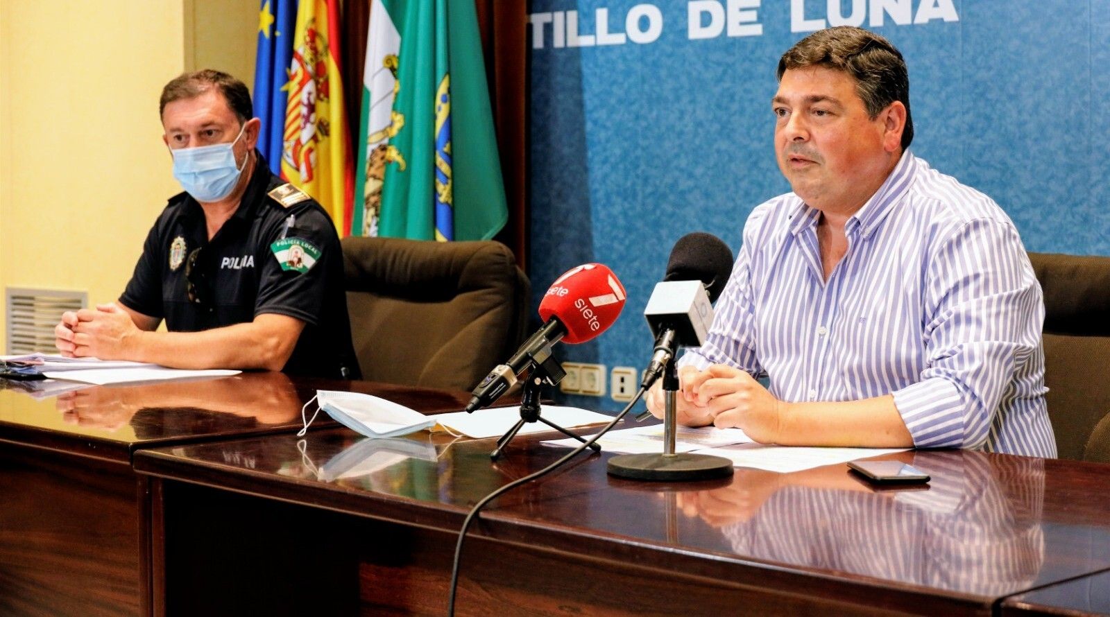 El concejal responsable de la Policía Local, junto al jefe del cuerpo en rueda de prensa.