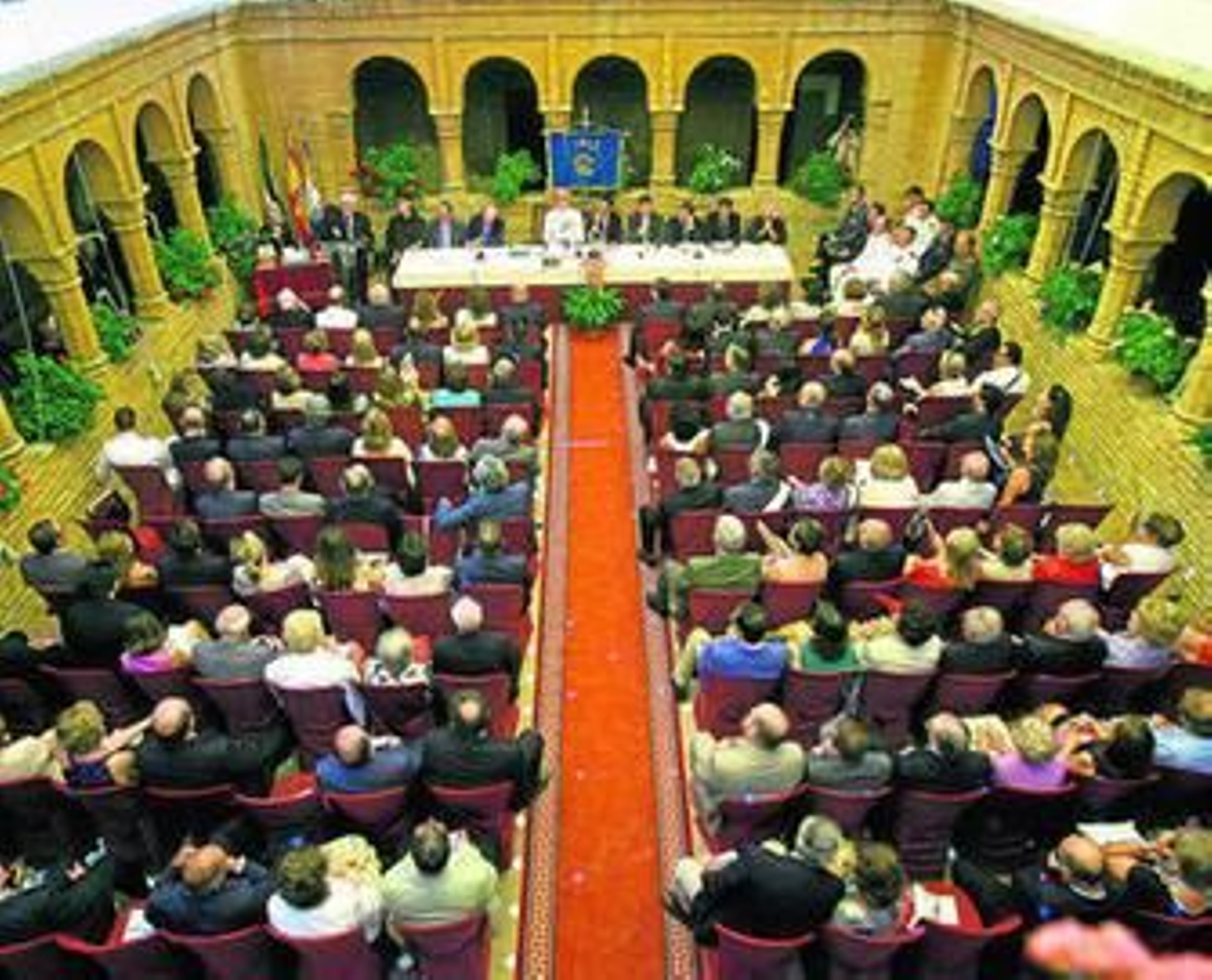 Un momento de la sesión extraordinaria de la Real Sociedad Colombina en el patio del Monasterio de La Rábida.
