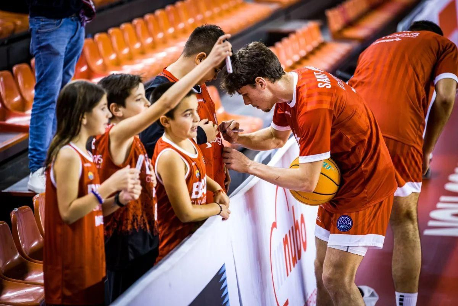 Mario firma a unos aficionados. Mario firma a unos aficionados.