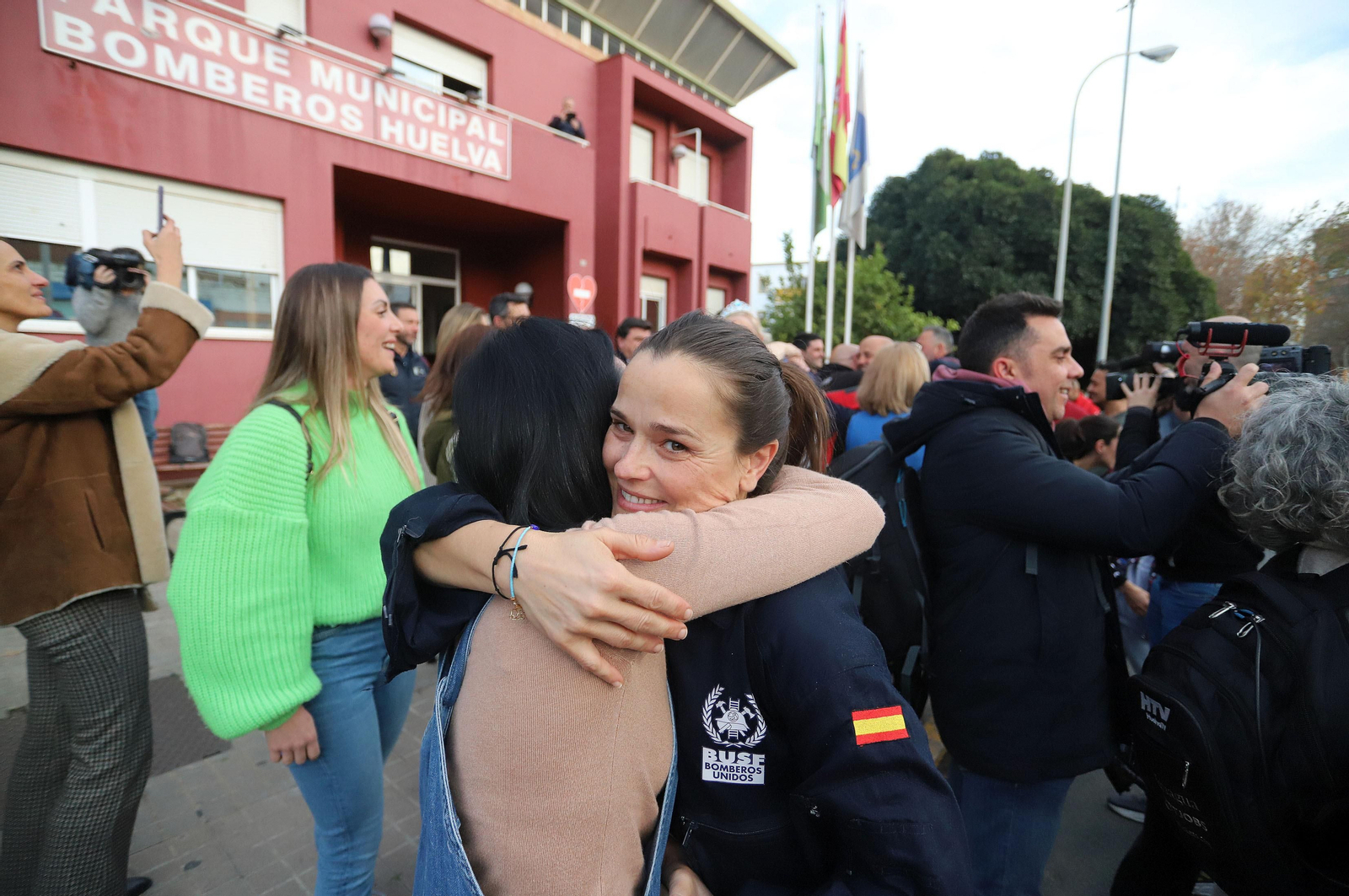 Imágenes del emotivo regreso de los Bomberos de Huelva tras sus labores de rescate en Turquía
