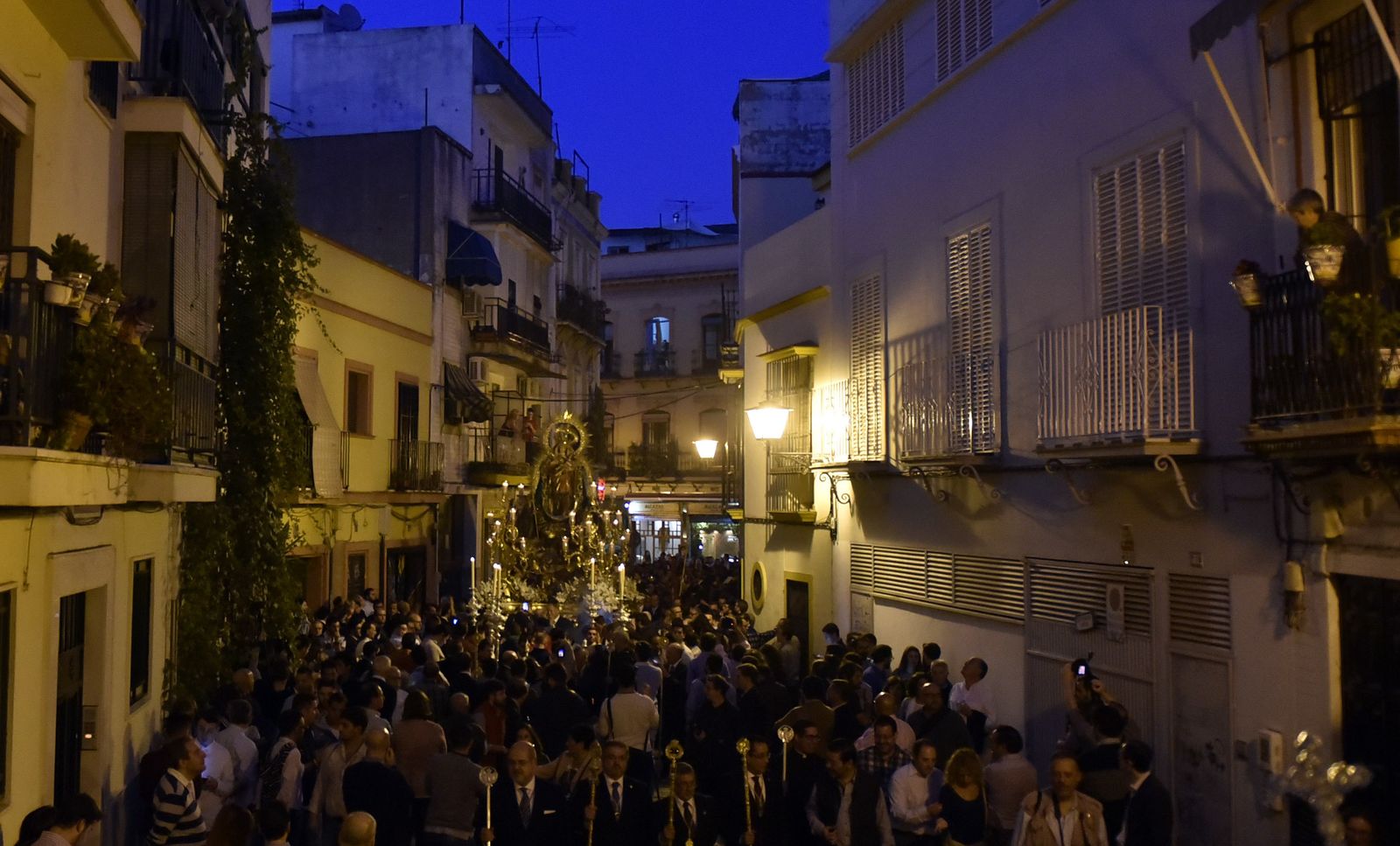 La Reina de Todos los Santos por la calle Molino, con Peris Mencheta al fondo.