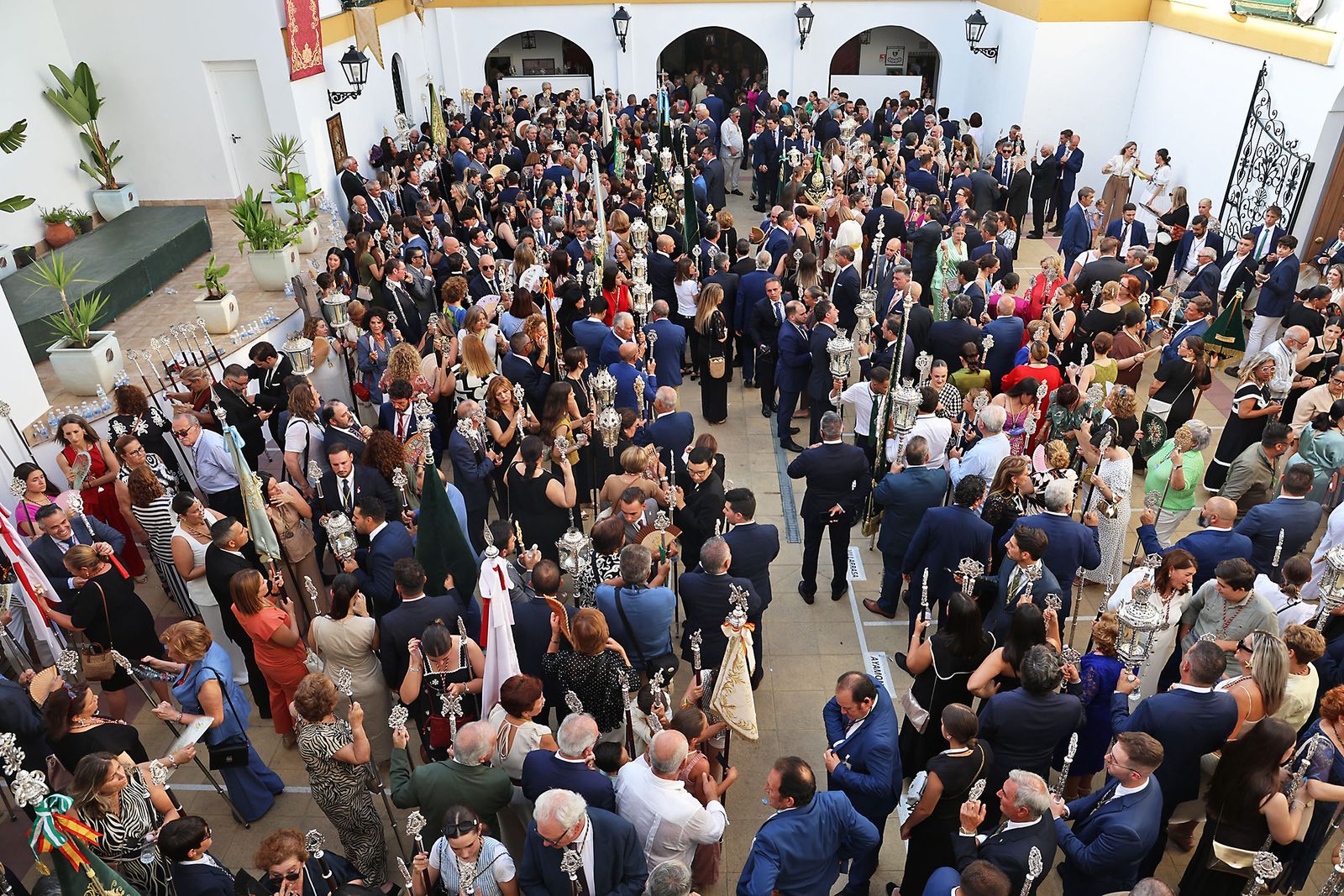 Imágenes del Rosario Jubilar rociero celebrado por las 25 hermandades filiales de la Matriz de Almonte en La Merced