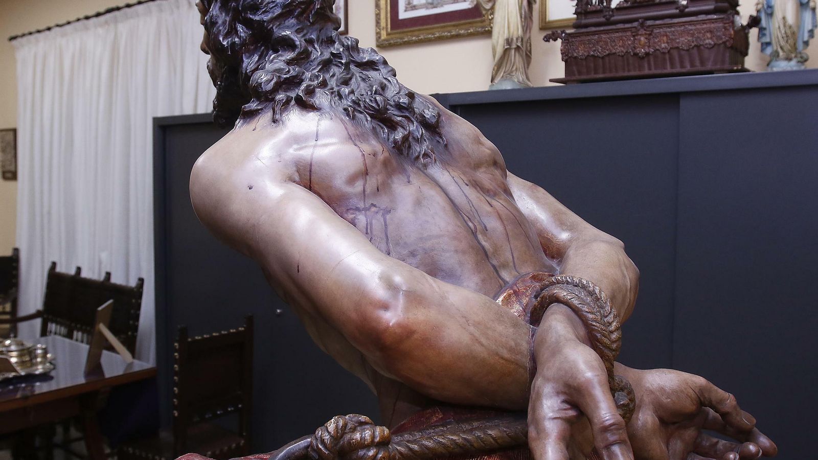 Detalle de la espalda de la imagen.