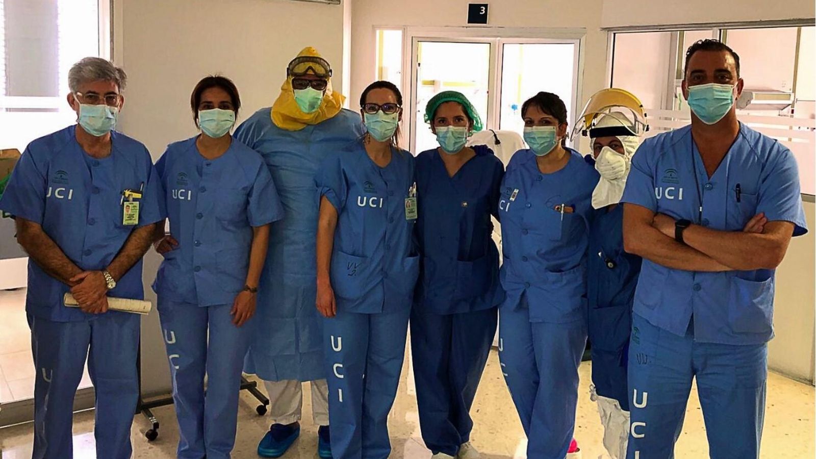 Parte del equipo que trabaja en la UCI, con Antonio Lesmes Serrano, jefe de la unidad, el primero por la izquierda.