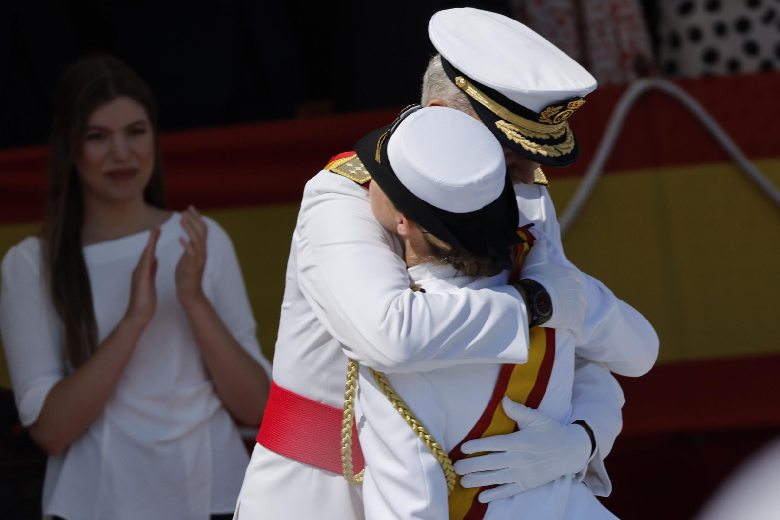La princesa Leonor termina su formación en la Armada recibiendo de manos de su padre la Cruz al Mérito Naval