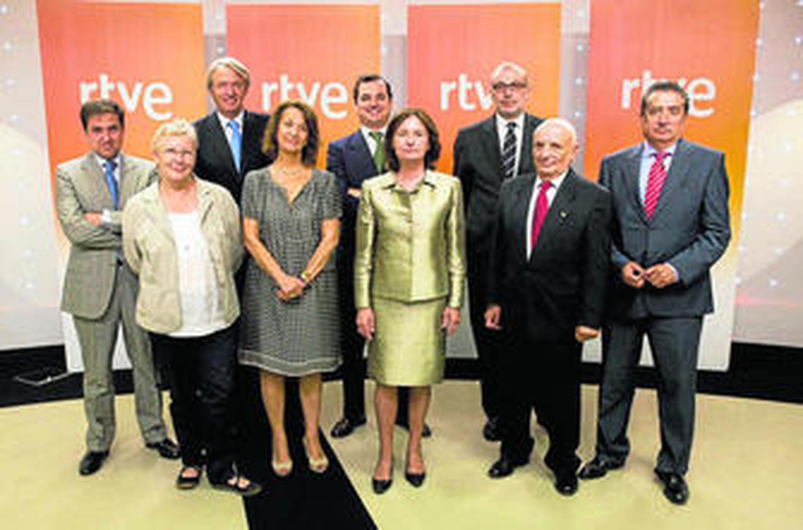 Leopoldo González-Echeenique, rodeado del consejo de administración de RTVE tras su nombramiento.