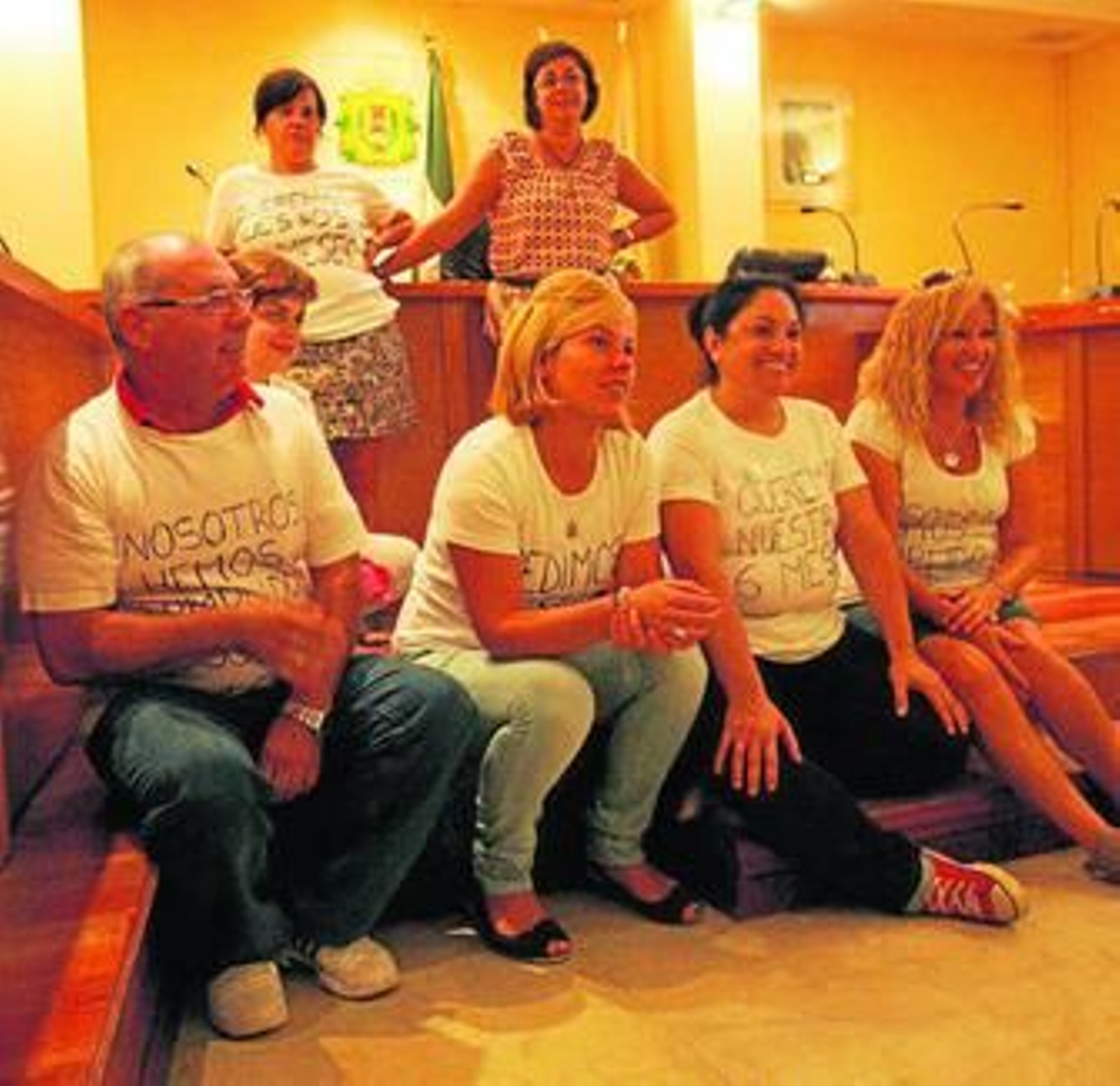 Antiguos trabajadores de GAMA, ayer en el salón de plenos.