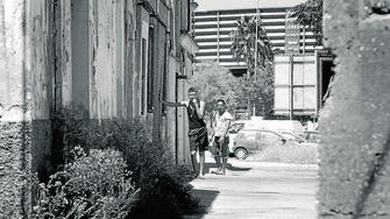 Algunos de los inquilinos de las viviendas 'okupadas' en El Pelirón.