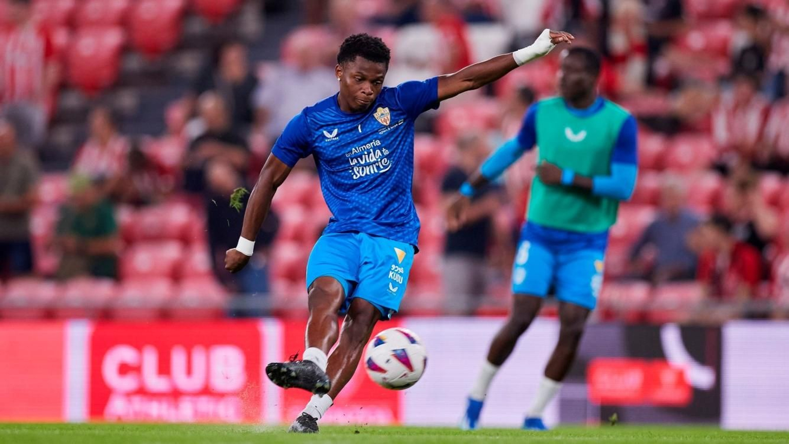 Largie Ramzani chuta a portería en un calentamiento prepartido de la pasada temporada.