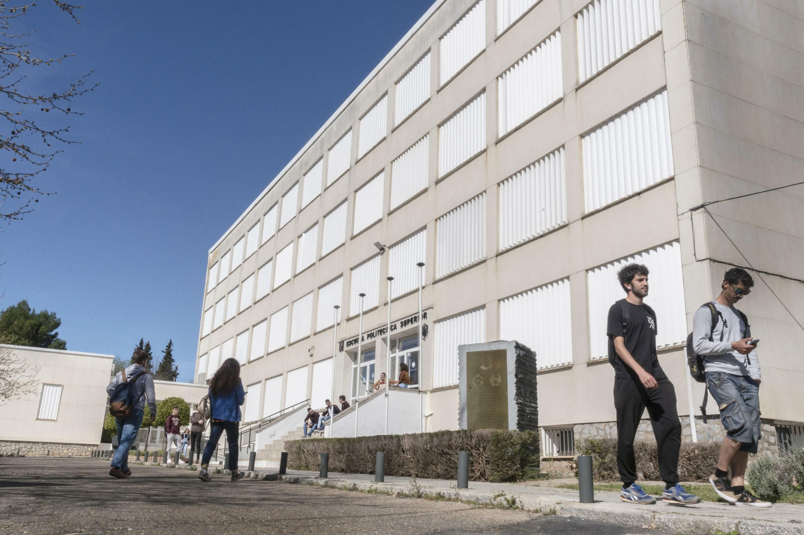 Acceso principal a la Escuela Politécnica Superior de Belmez.