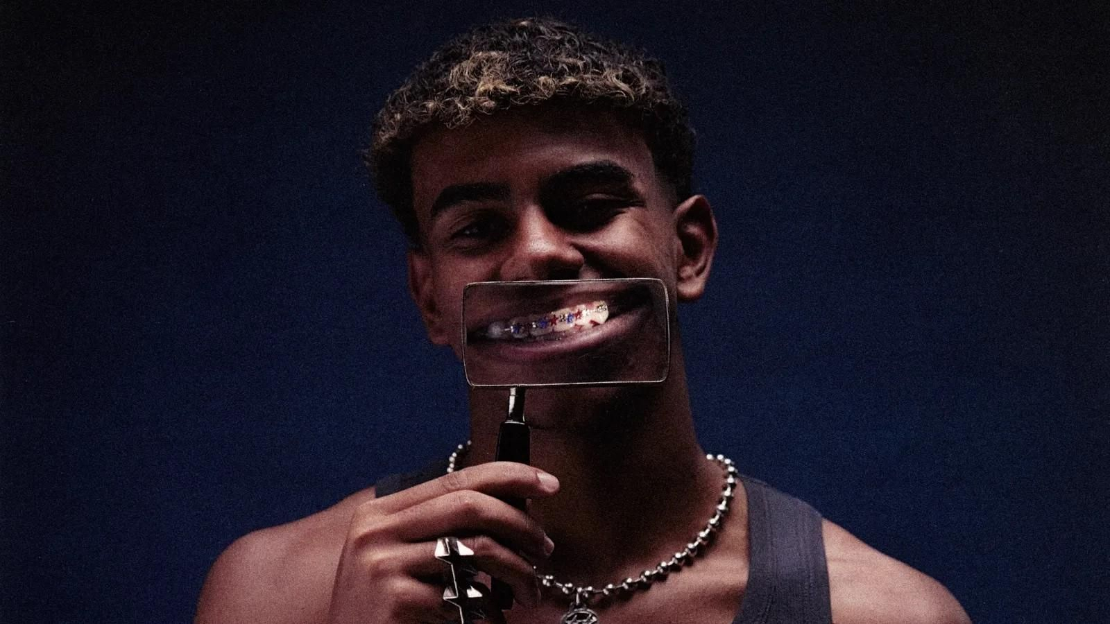 Lamine Yamal con los bráquets de estrellas