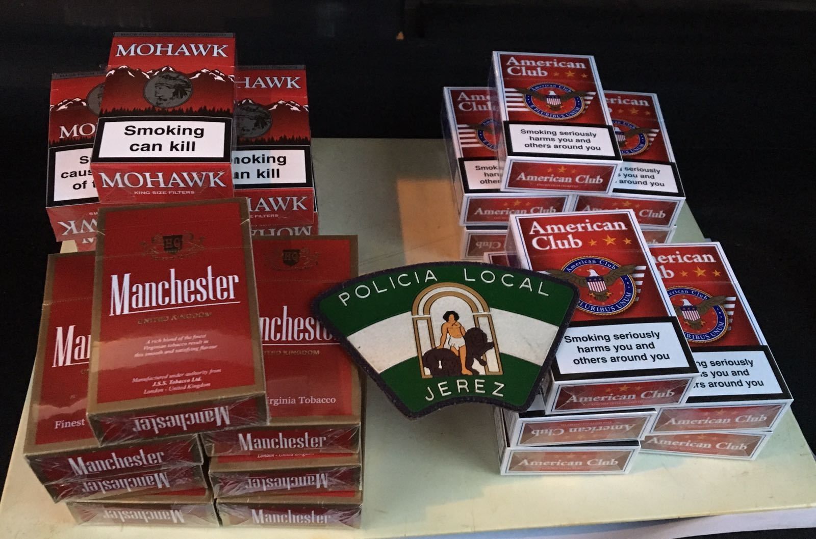Cajetillas de tabaco de contrabando decomisadas por la Policía Local en un local de la calle Contadora.