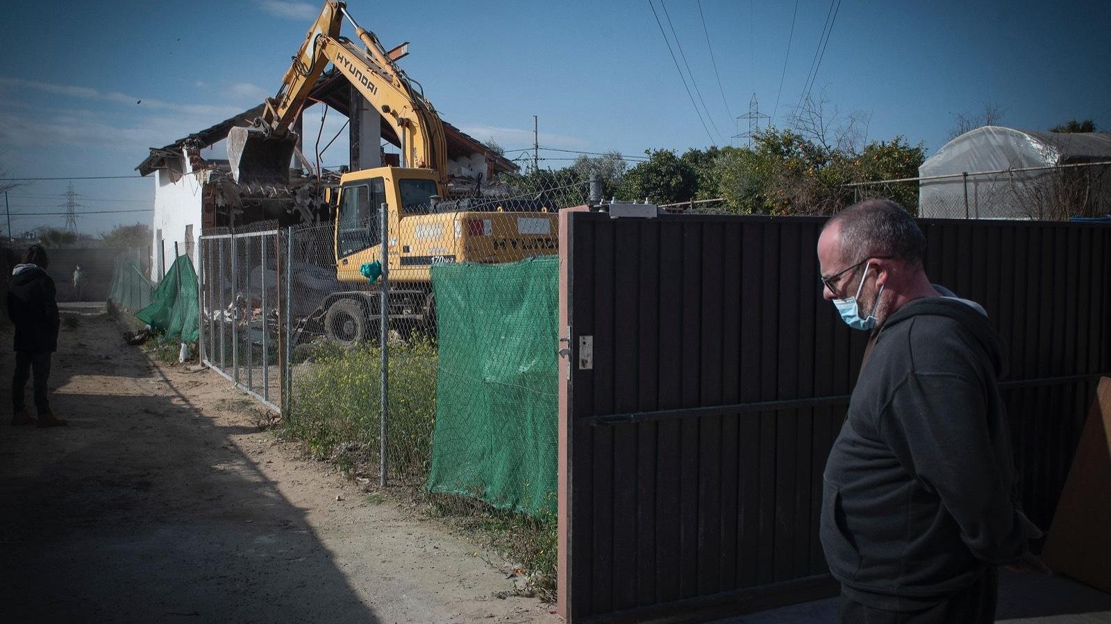 Las máquinas tiran las casas de Alcalá.