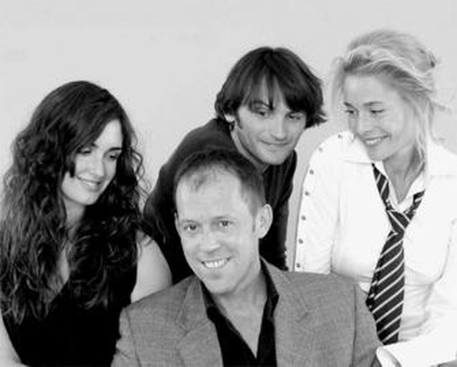 Luis San Narciso, flanqueado por Belén Rueda, Fernando Tejero y Paz Vega, tres de los actores en los que ha puesto el ojo.