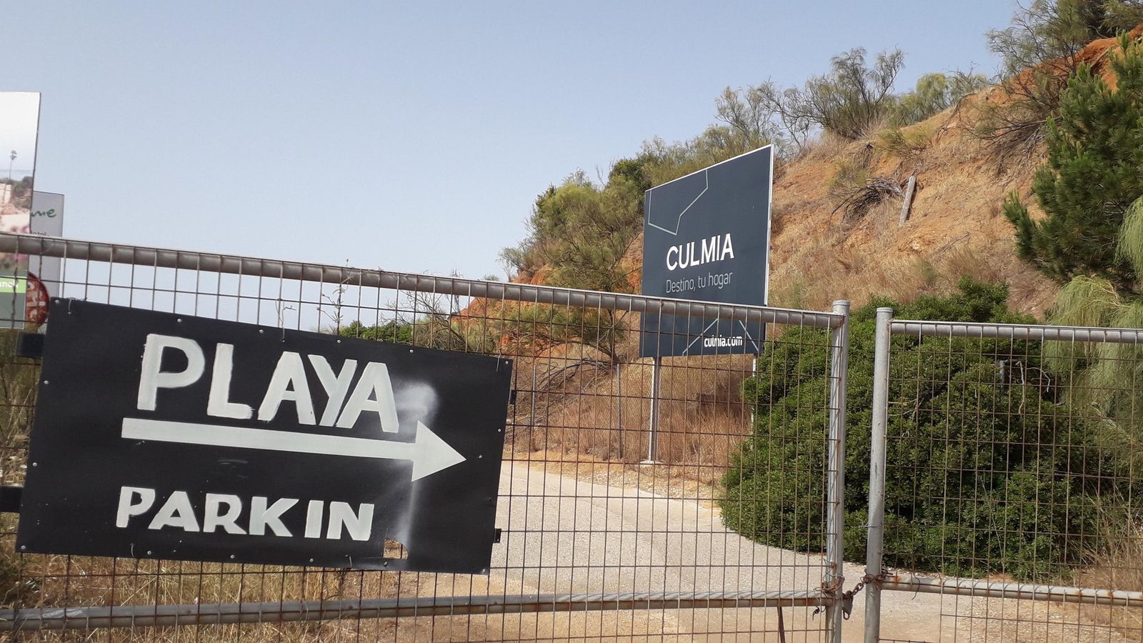 Un cartel de la inmobiliaria Culmia se ubica ya en la finca, antes de la señalización hacia la playa de La Muralla.