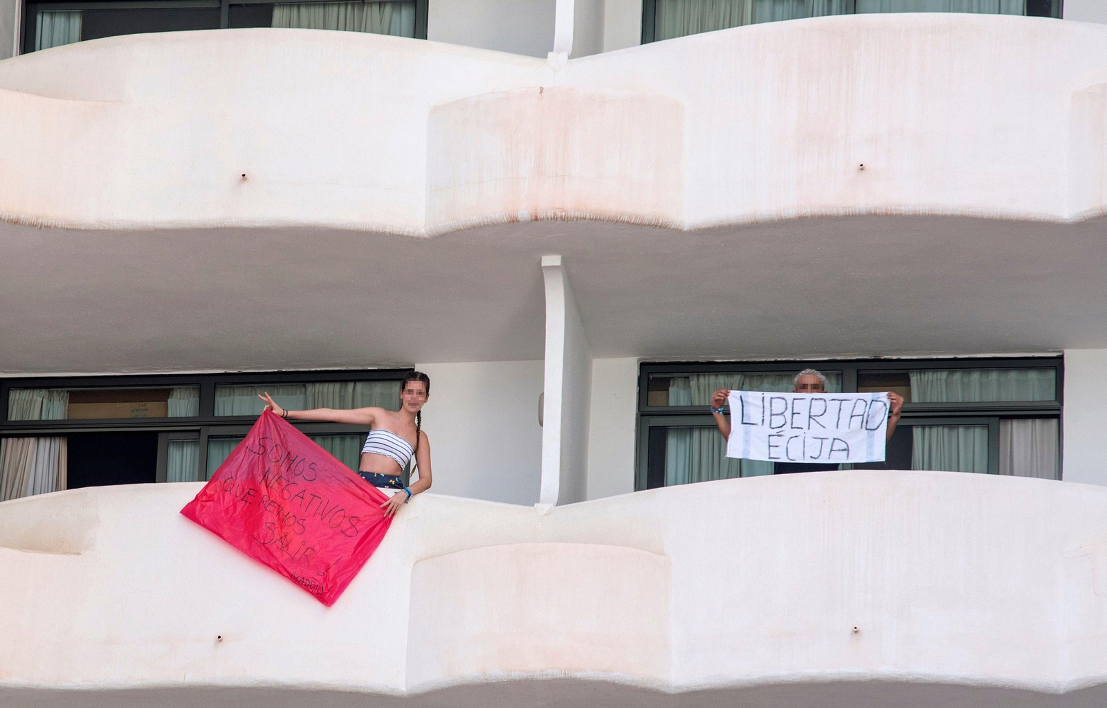 Algunos estudiantes, durante su confinamiento en el hotel de Palma.