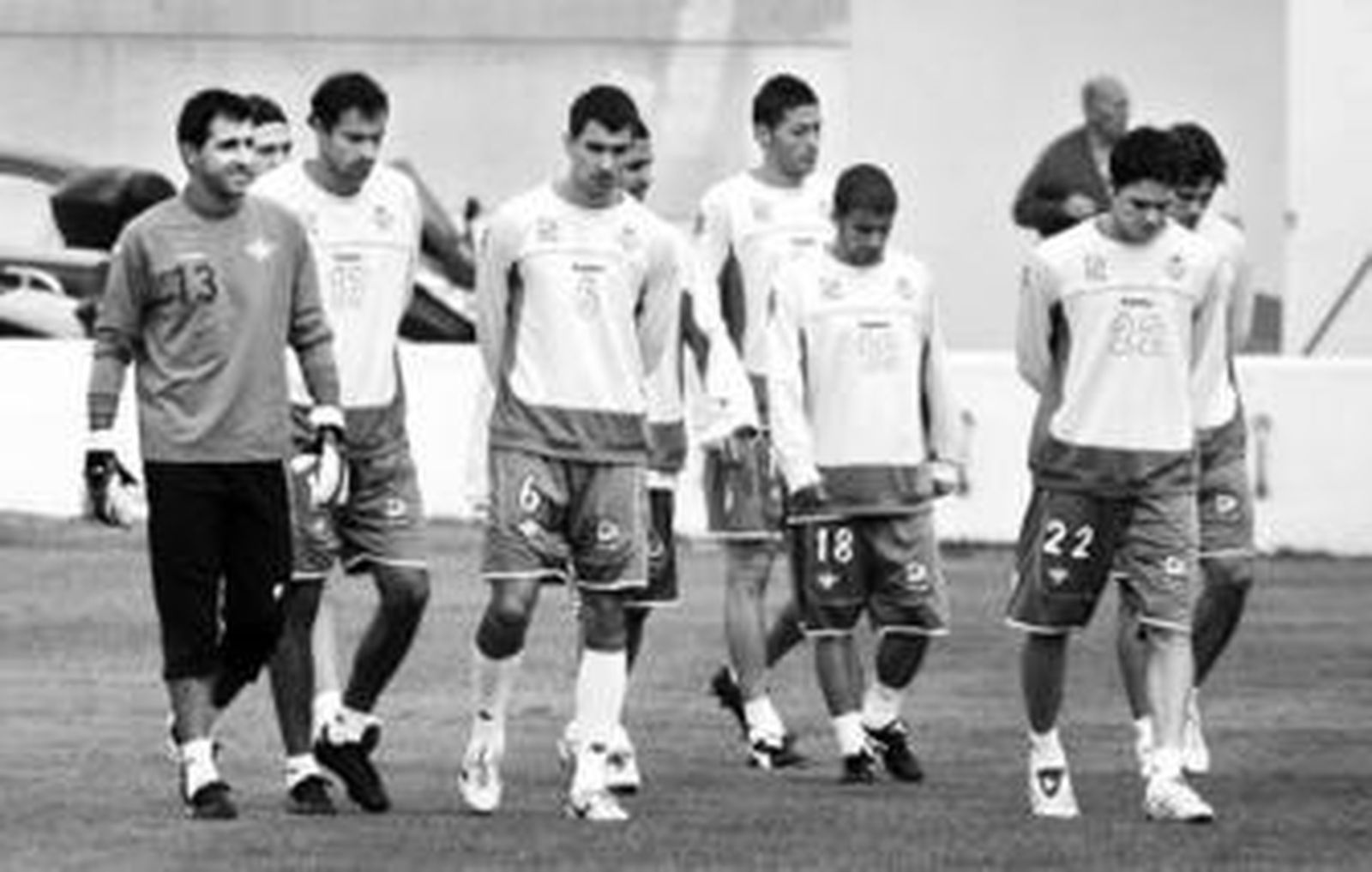 Jugadores de la defensa del Bet¡s, antes de iniciar un entrenamiento en la ciudad deportiva.