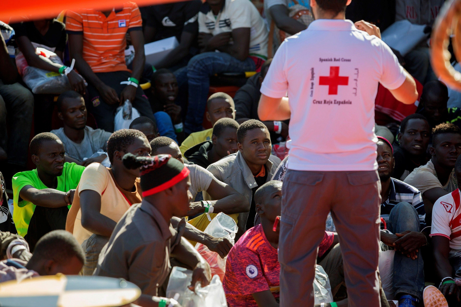 Inmigrantes en el barco de Salvamento Marítimo tras ser rescatados