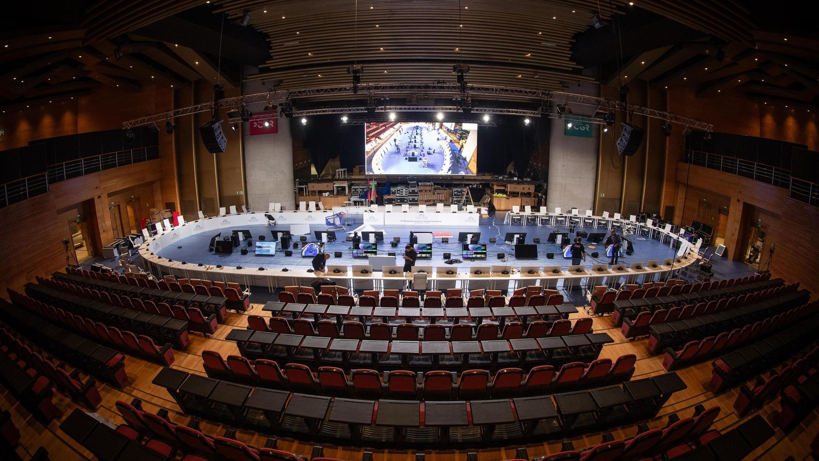 Preparativos en el Palacio de Congresos de Granada para acoger el Foro sobre el futuro del Mediterráneo