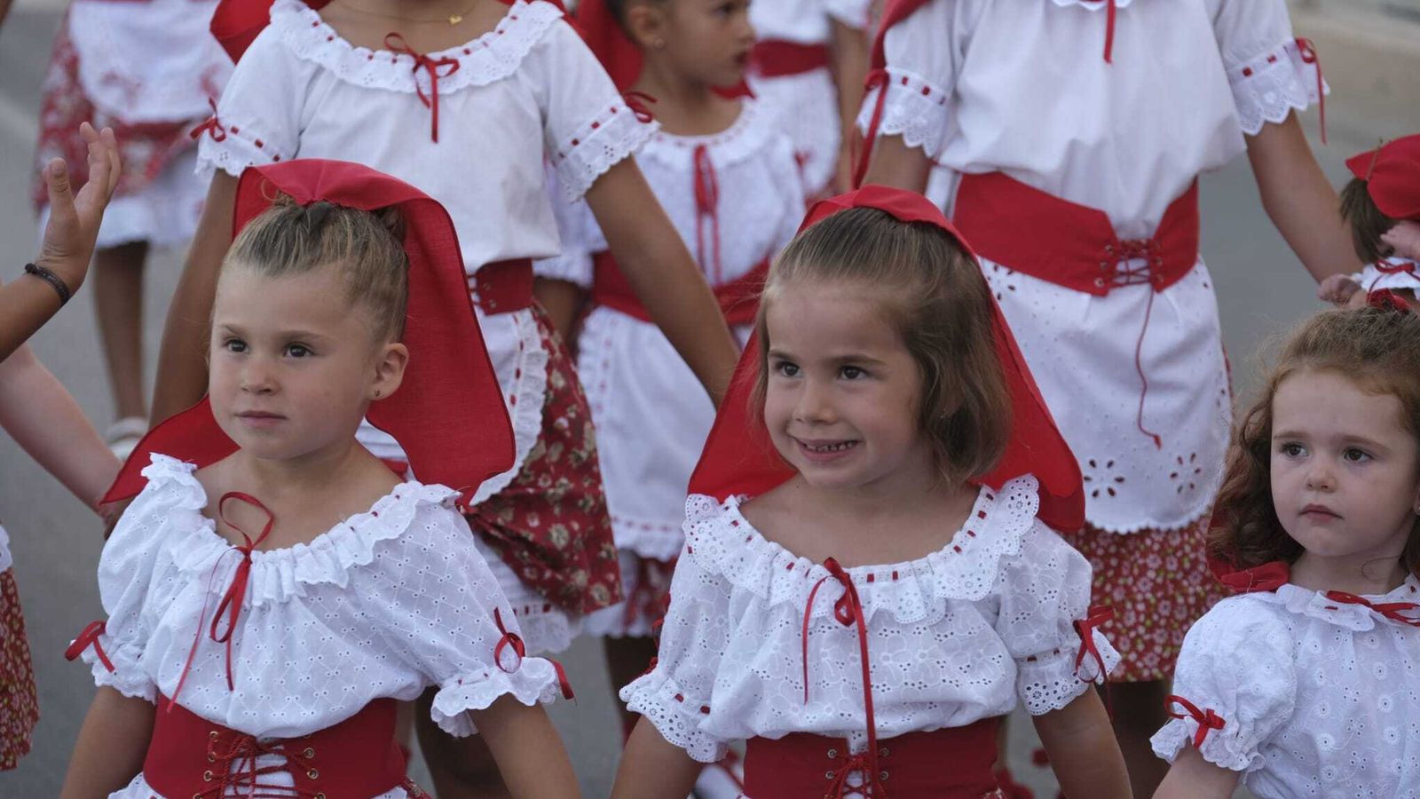 Niñas con trajes típicos en la procesión.