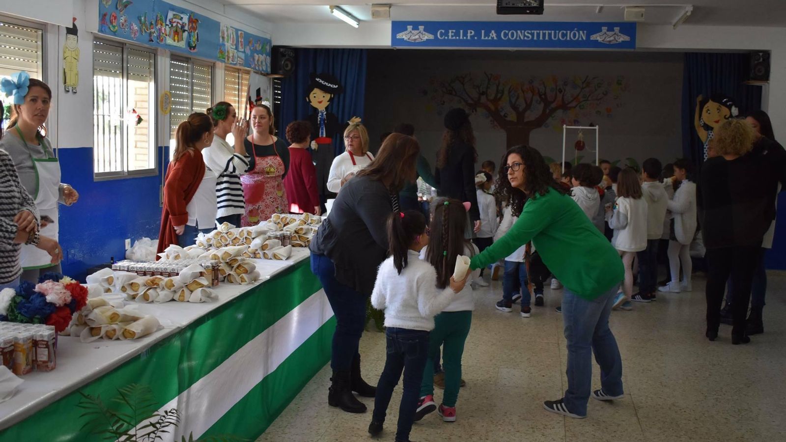 Desayunos andaluces en el CEIP La Constitución, otra de las actividades de la jornada.