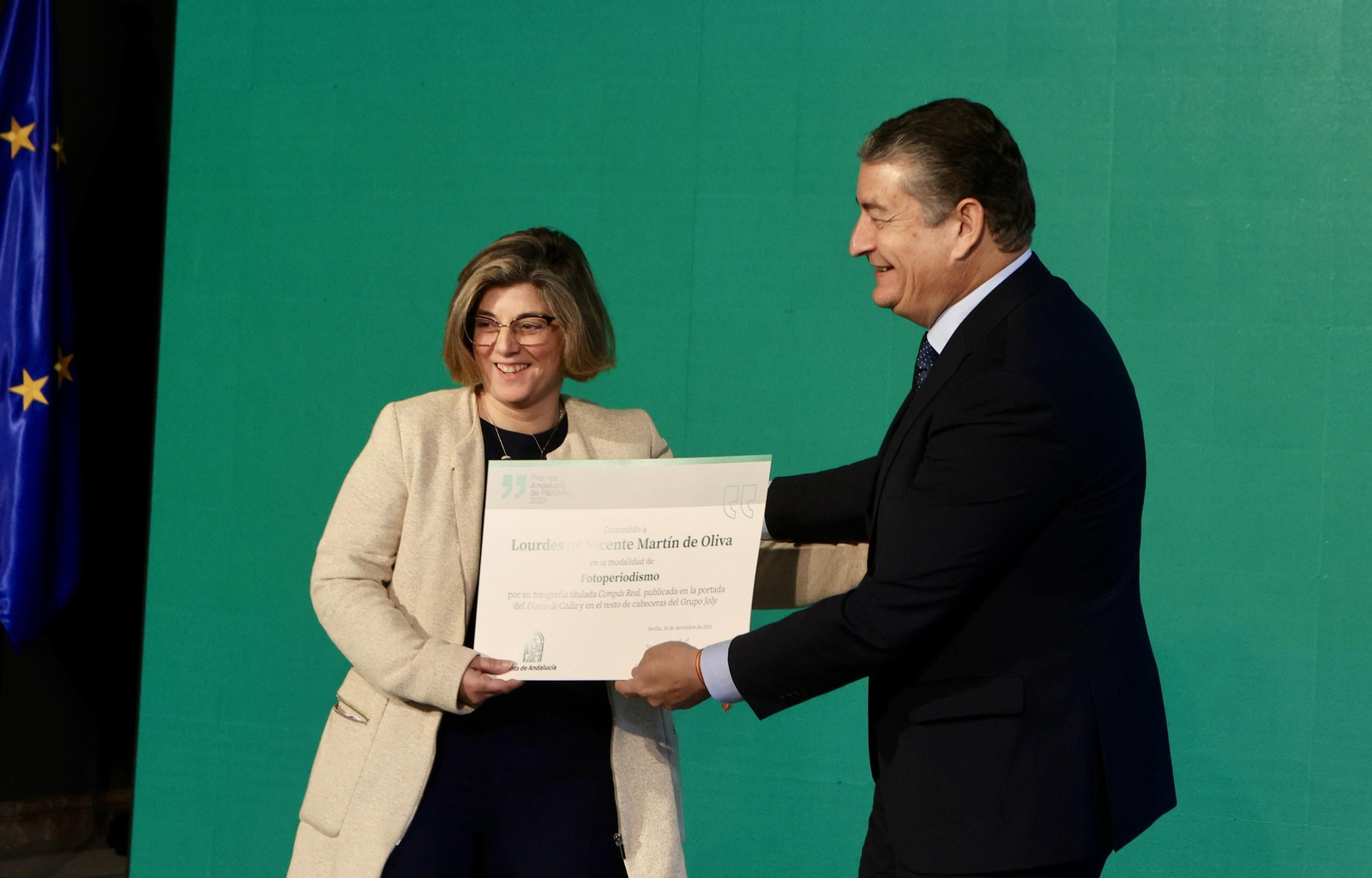 Lourdes de Vicente recibe el premio a manos del consejero de la Presidencia, Antonio Sanz.