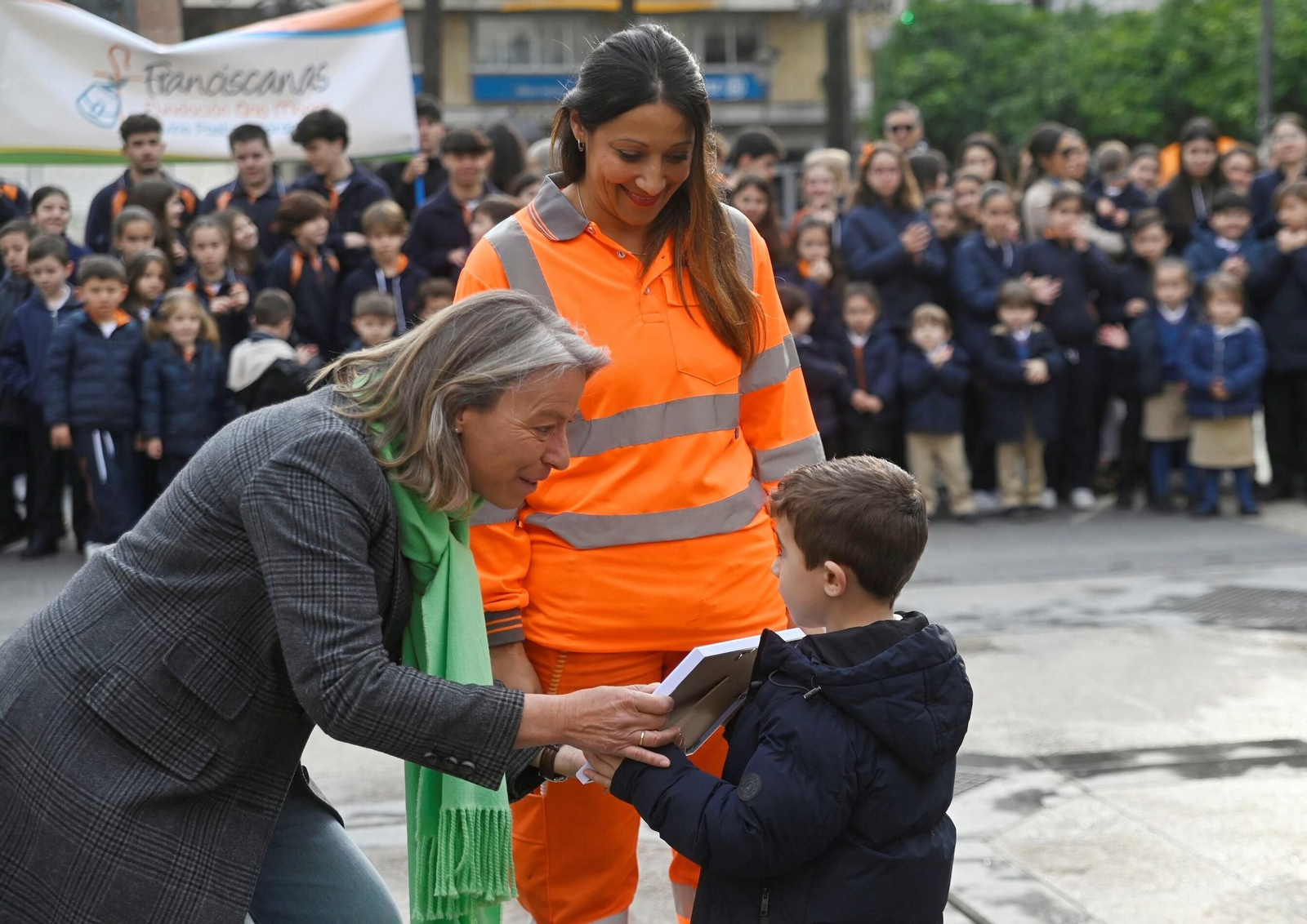 El reconocimiento del colegio Divina Pastora a los colectivos que protegen a los demás, en imágenes