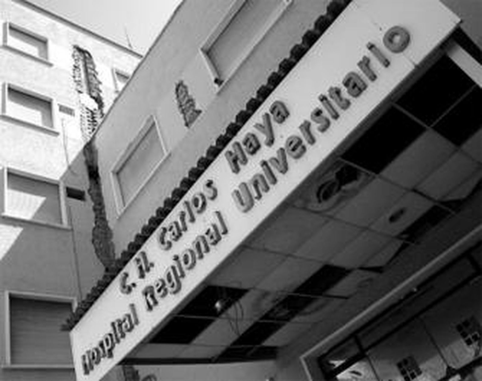 Aspecto de la fachada principal del antiguo hospital de la Cruz Roja, ayer.