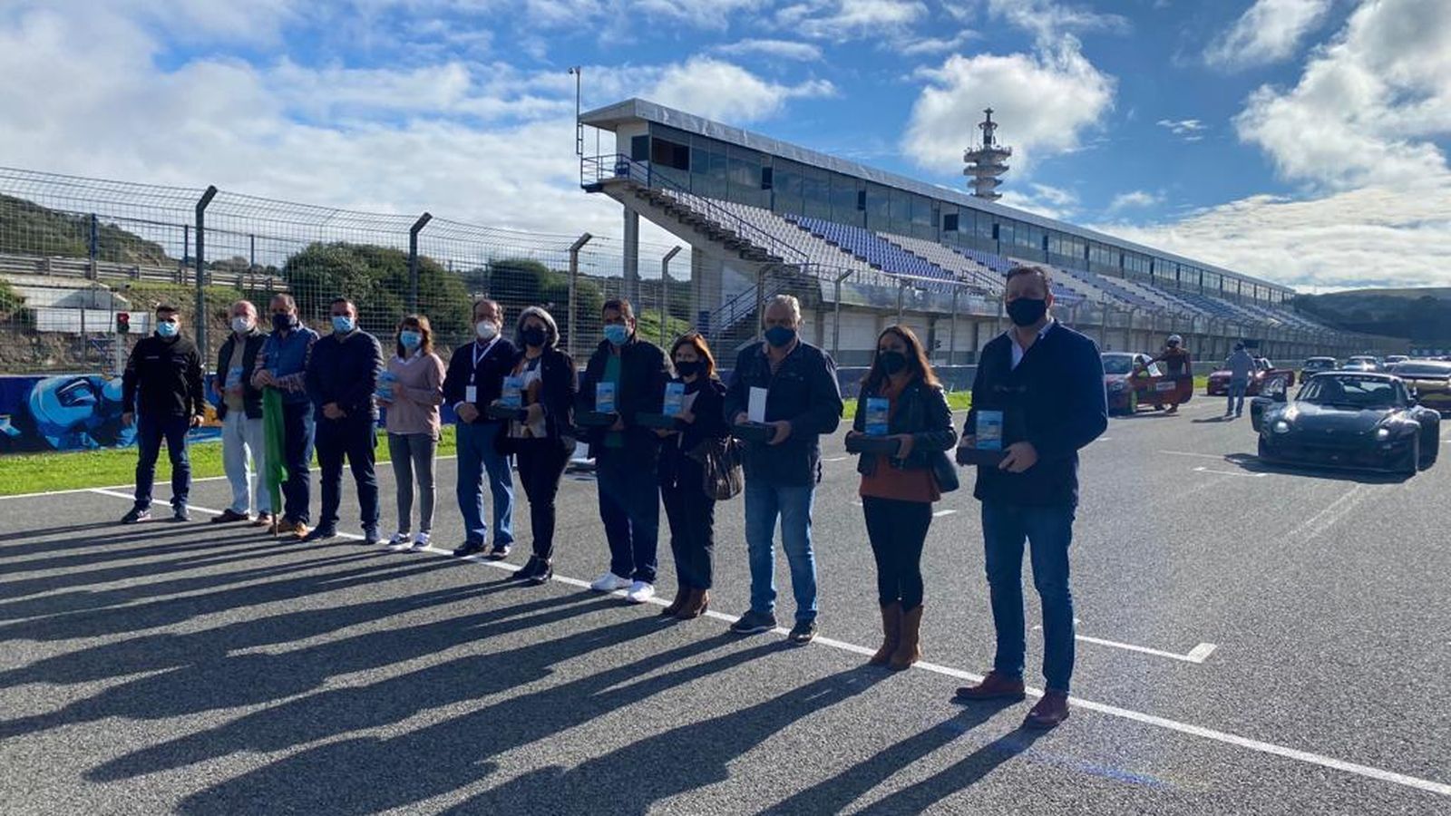 Laura Álvarez, con los colaboradores del trofeo Aniversario a beneficio de los Reyes Magos.