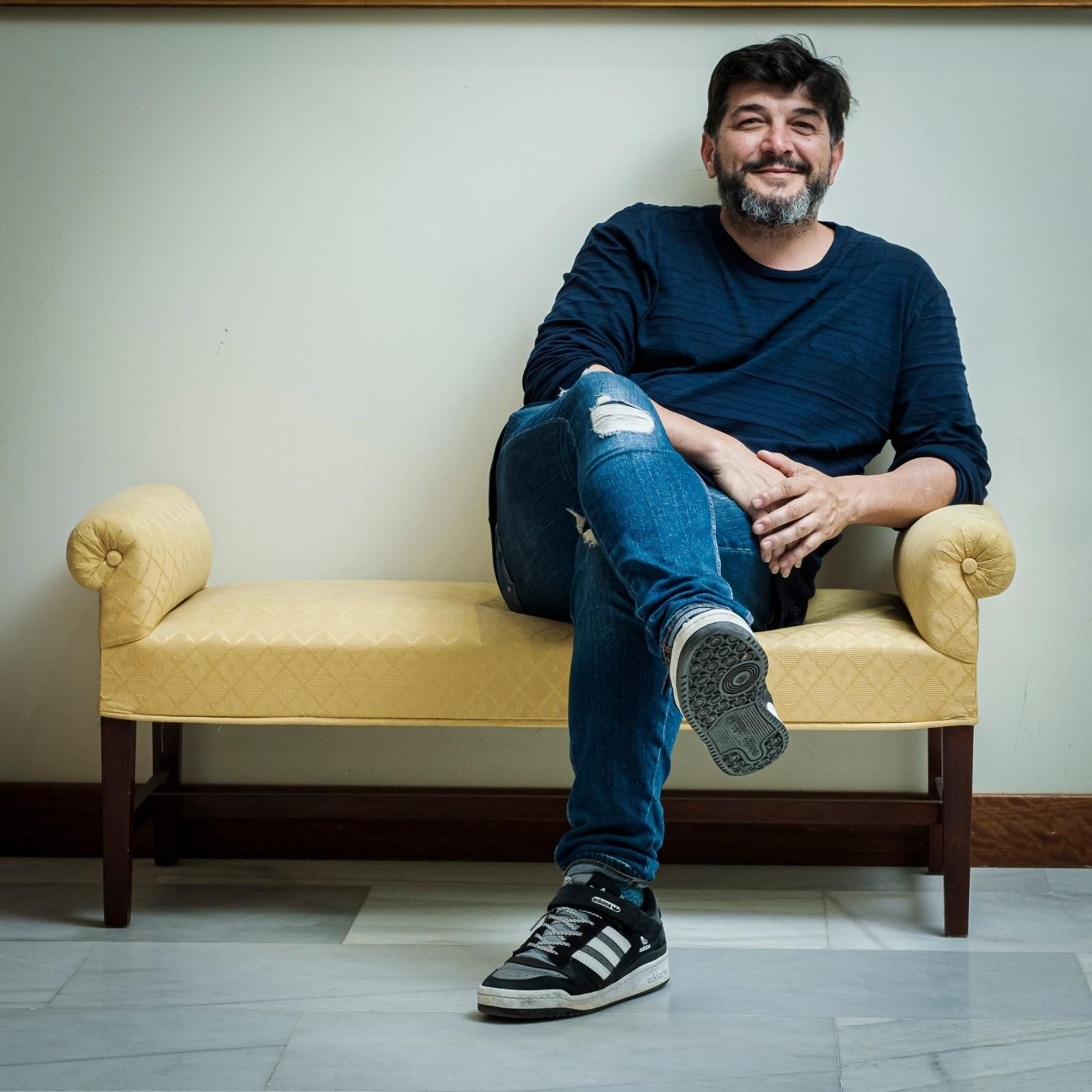 Kike Remolino posa en la hemeroteca.